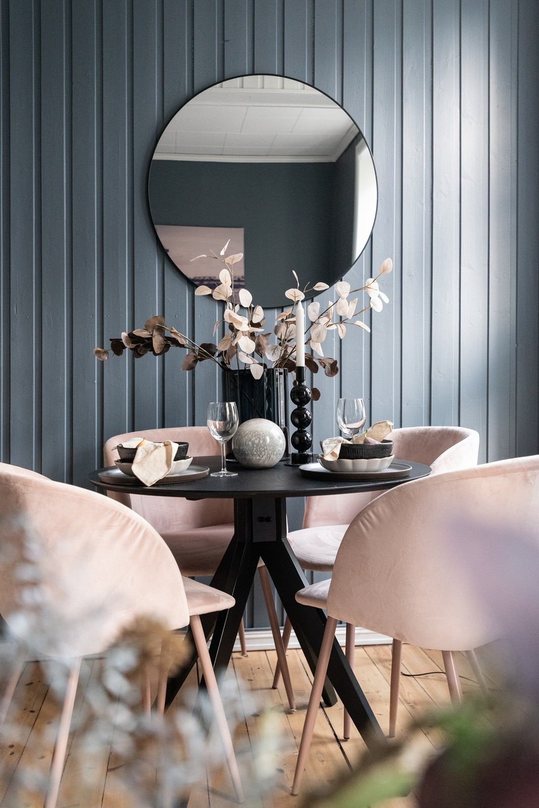 salle à manger chaises roses mur bleu appartement 45m2 décoration scandinave salle à manger chaises roses mur bleu appartement 45m2 décoration scandinave