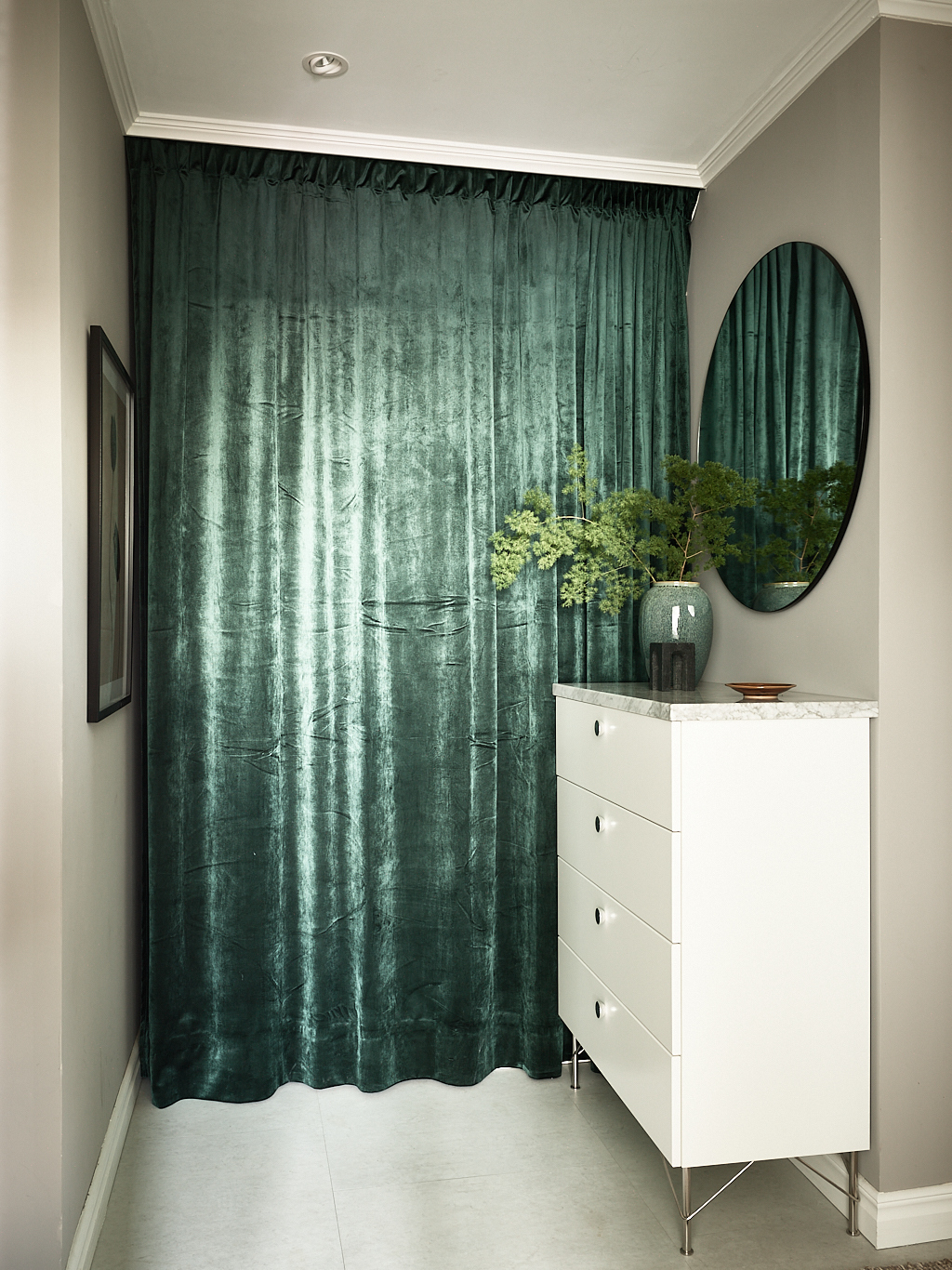 entrée avec rideau vert
