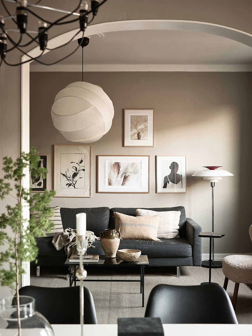 salon avec arche décoration contemporaine