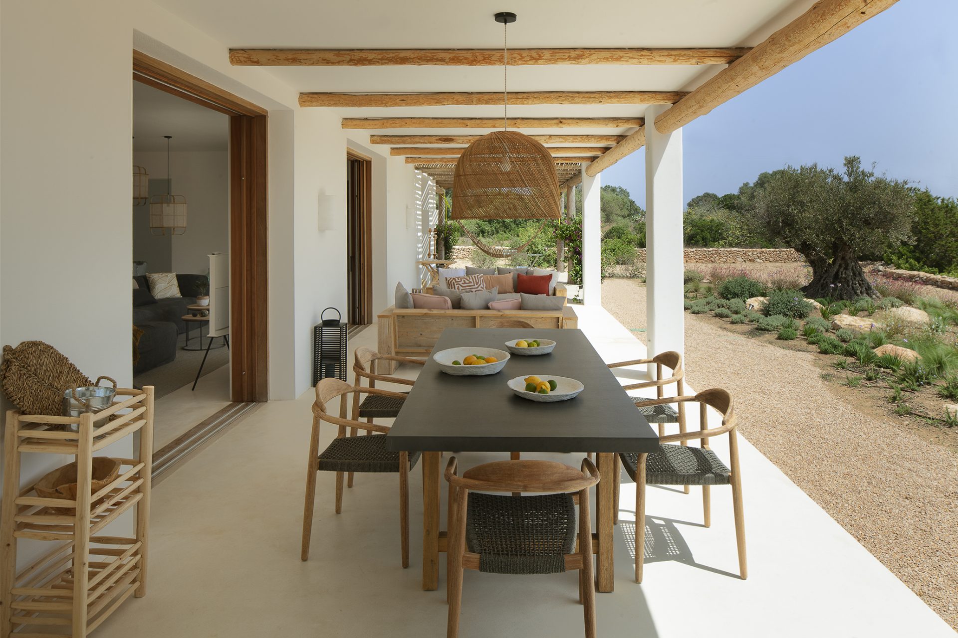 terrasse abritée maison en pierres décoration contemporaine et naturelle terrasse abritée maison en pierres décoration contemporaine et naturelle
