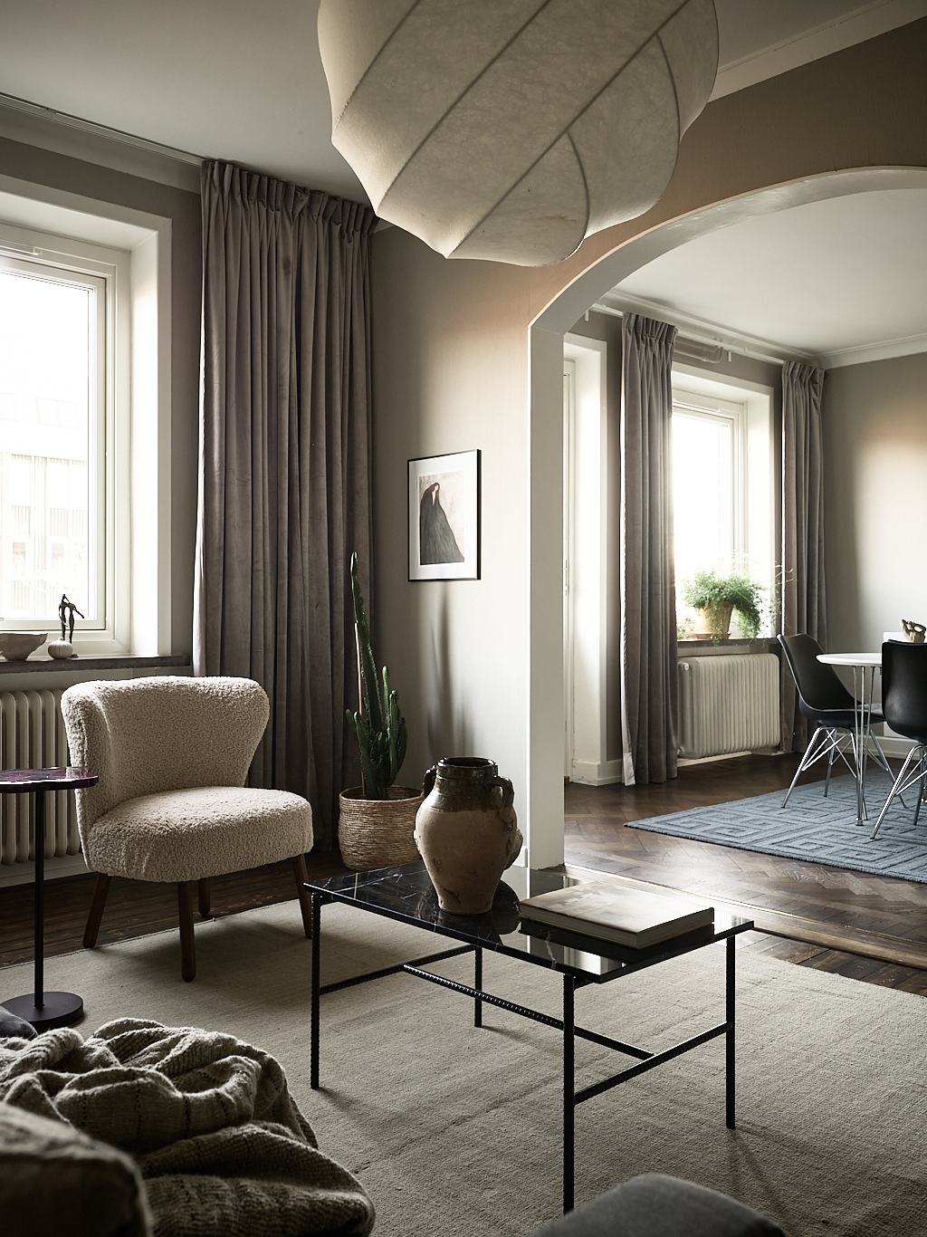 salon avec arche décoration contemporaine