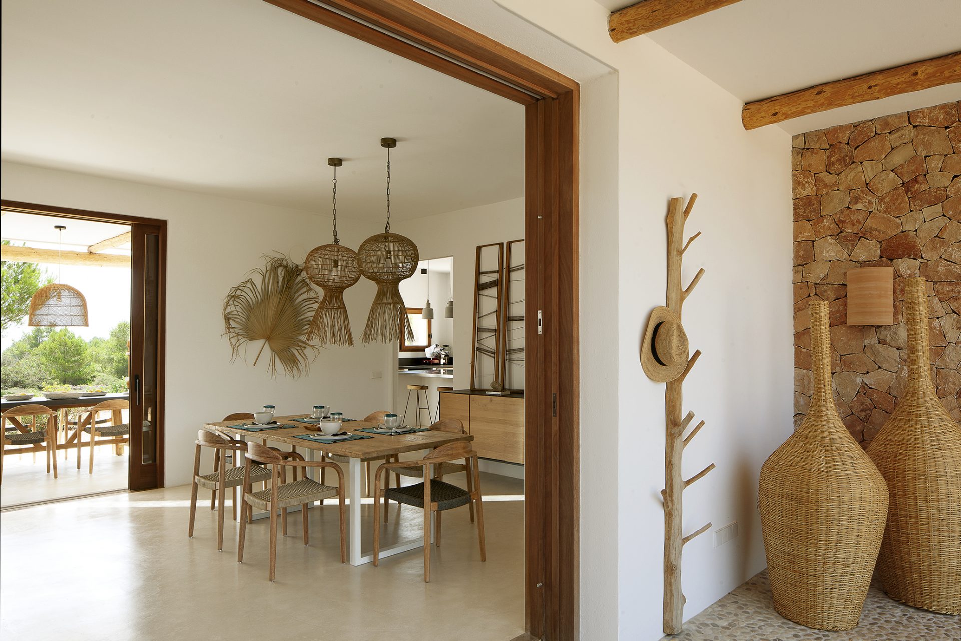 entrée et salle à manger maison en pierres décoration contemporaine et naturelle entrée et salle à manger maison en pierres décoration contemporaine et naturelle