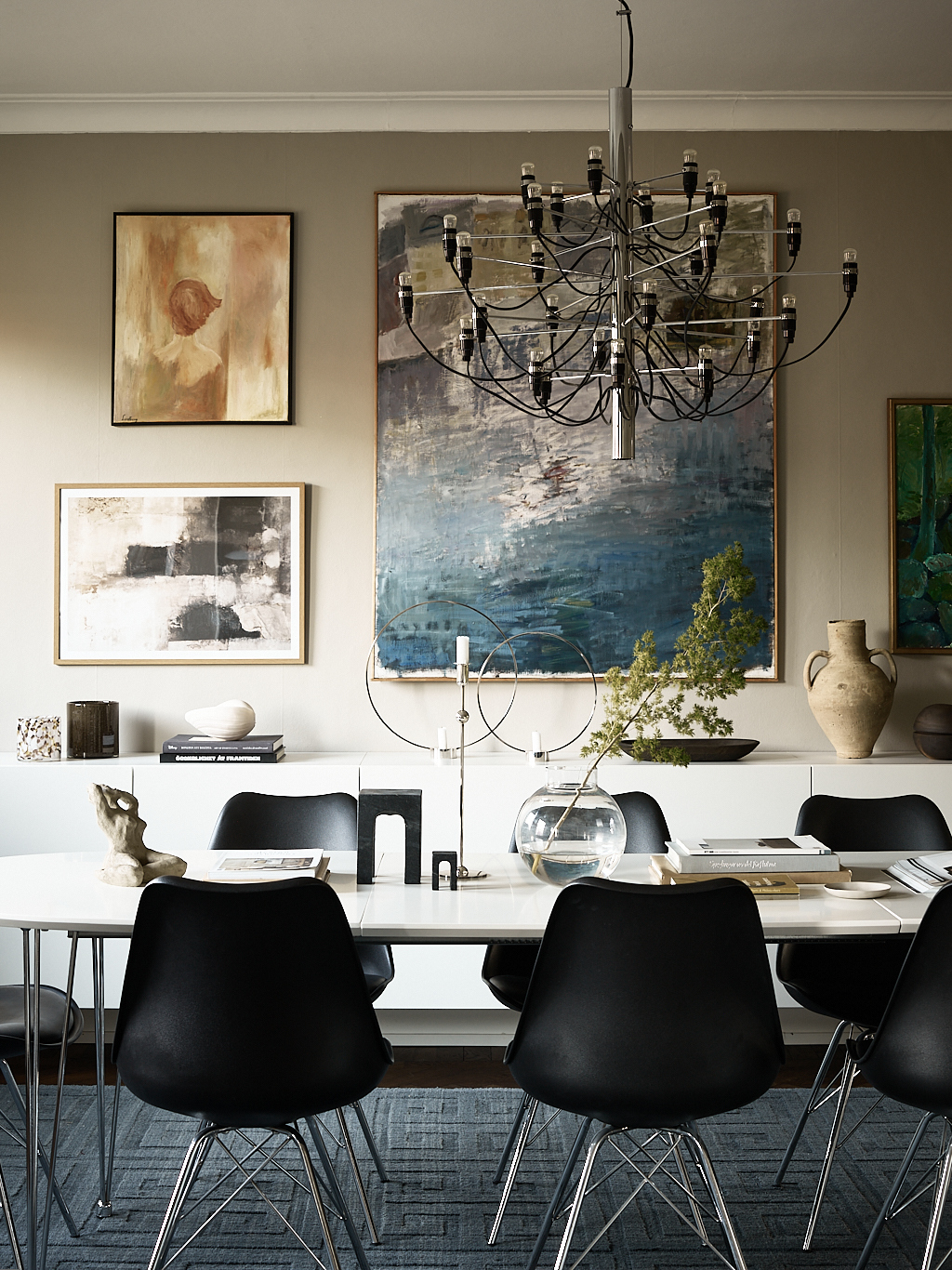 salle à manger décoration contemporaine lustre Gino Sarfatti