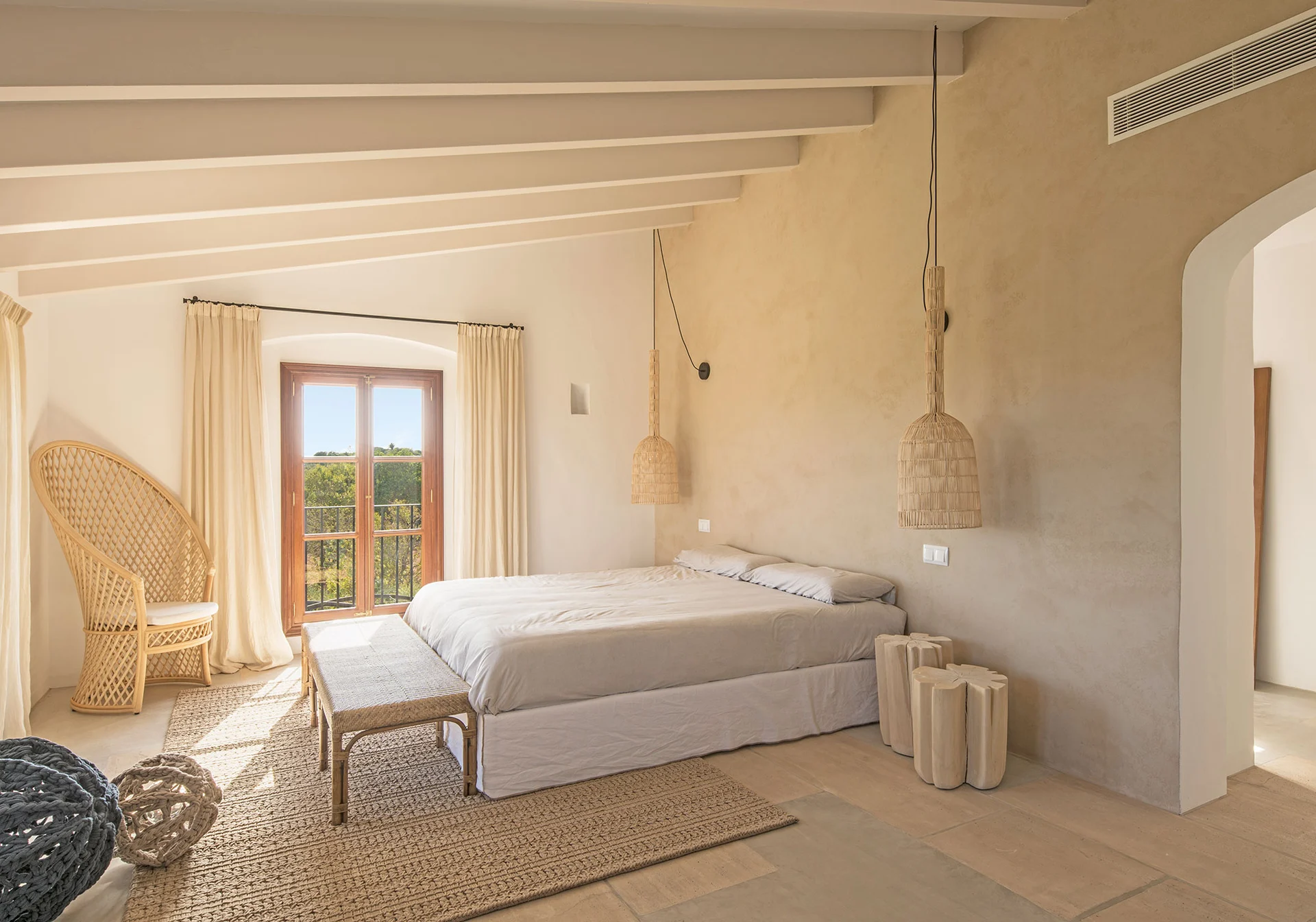 chambre avec poutres maison en pierres avec piscine Majorque chambre avec poutres maison en pierres avec piscine Majorque