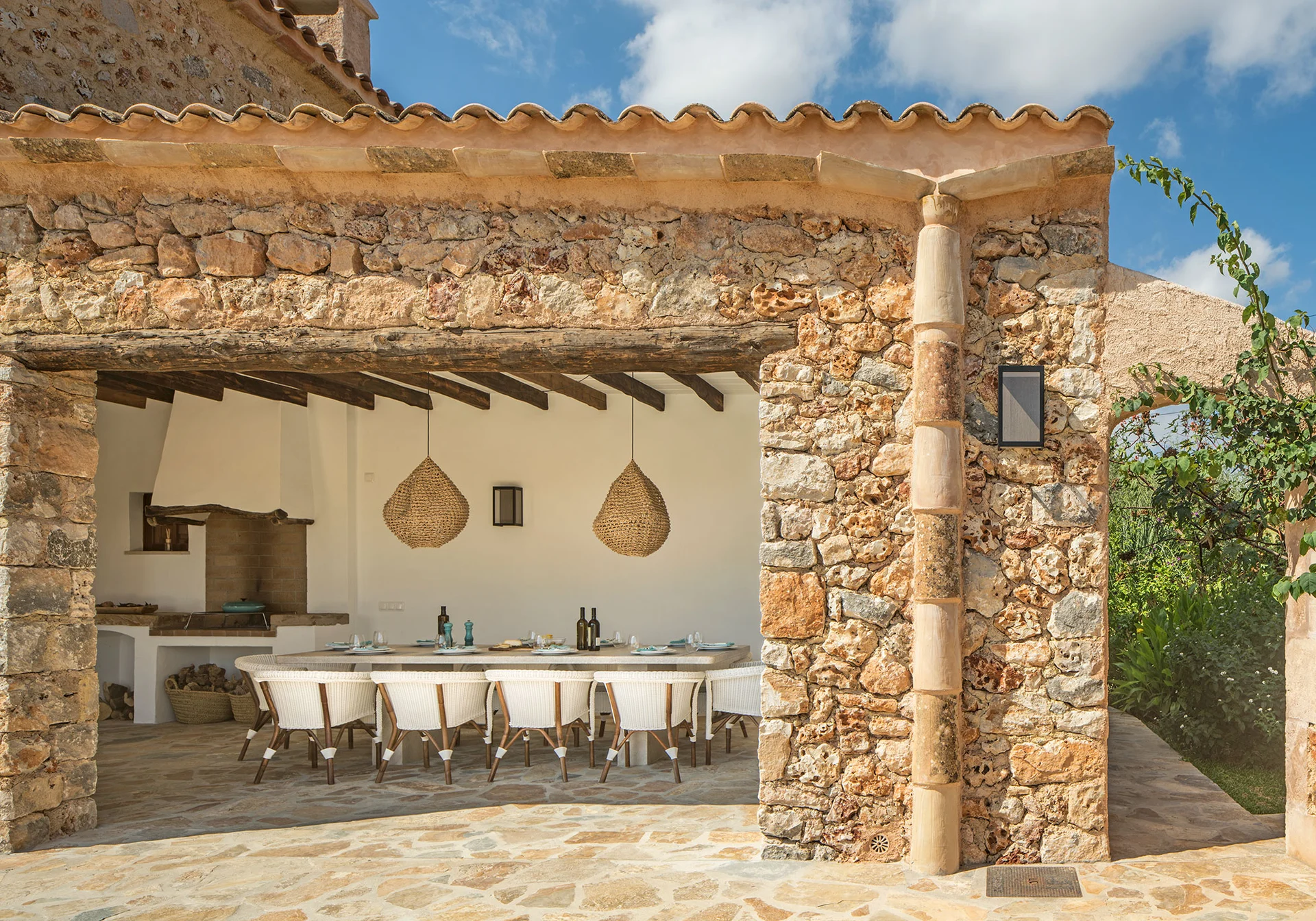terrasse abritée maison en pierres avec piscine Majorque terrasse abritée maison en pierres avec piscine Majorque