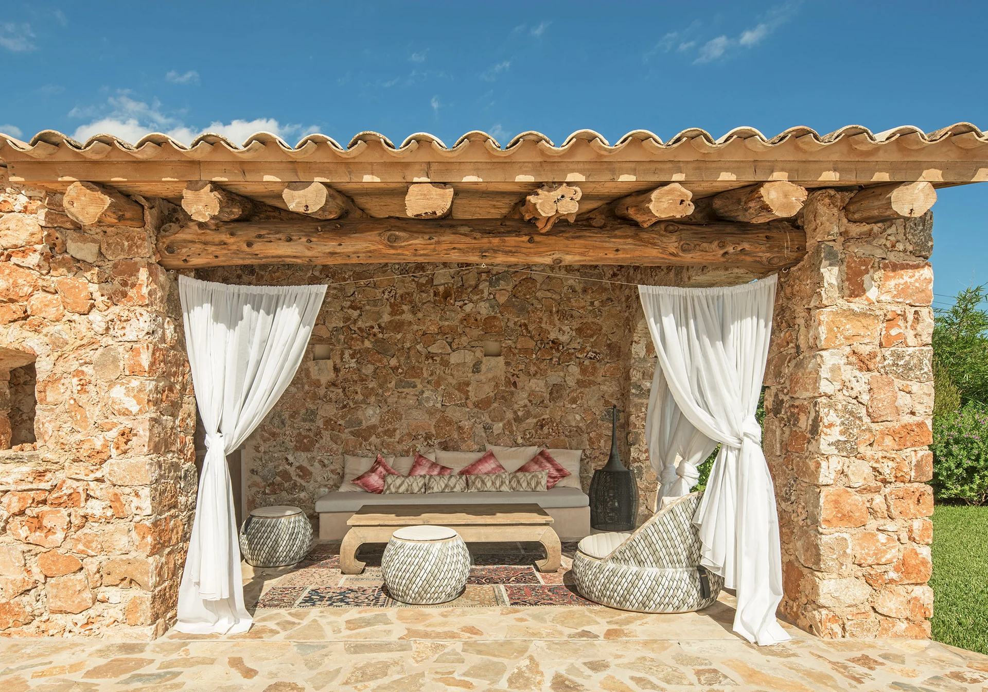 terrasse abritée maison en pierres avec piscine Majorque terrasse abritée maison en pierres avec piscine Majorque