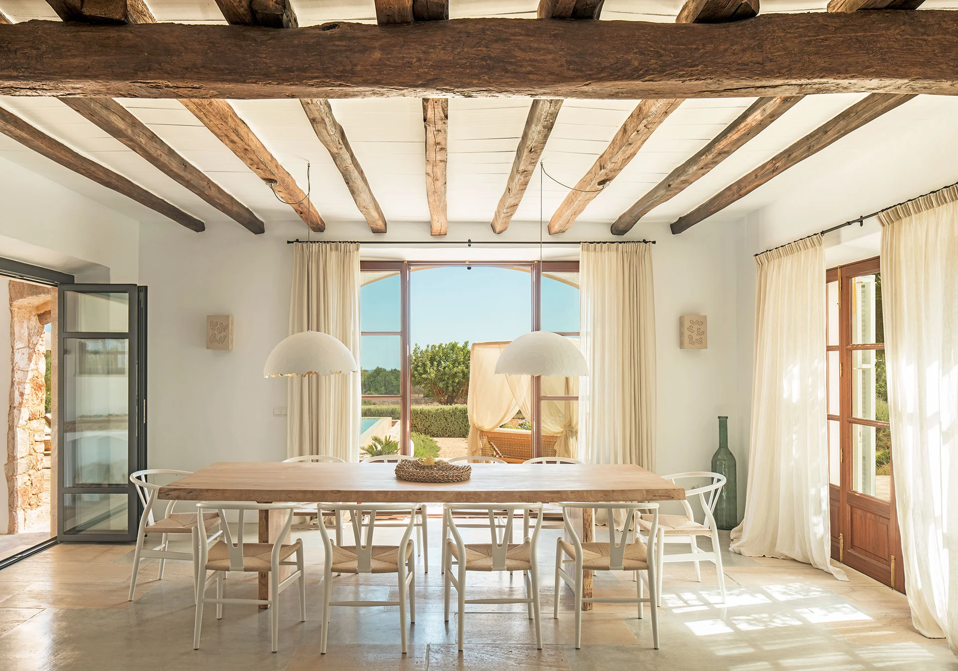 salle à manger avec poutres maison en pierres avec piscine Majorque salle à manger avec poutres maison en pierres avec piscine Majorque
