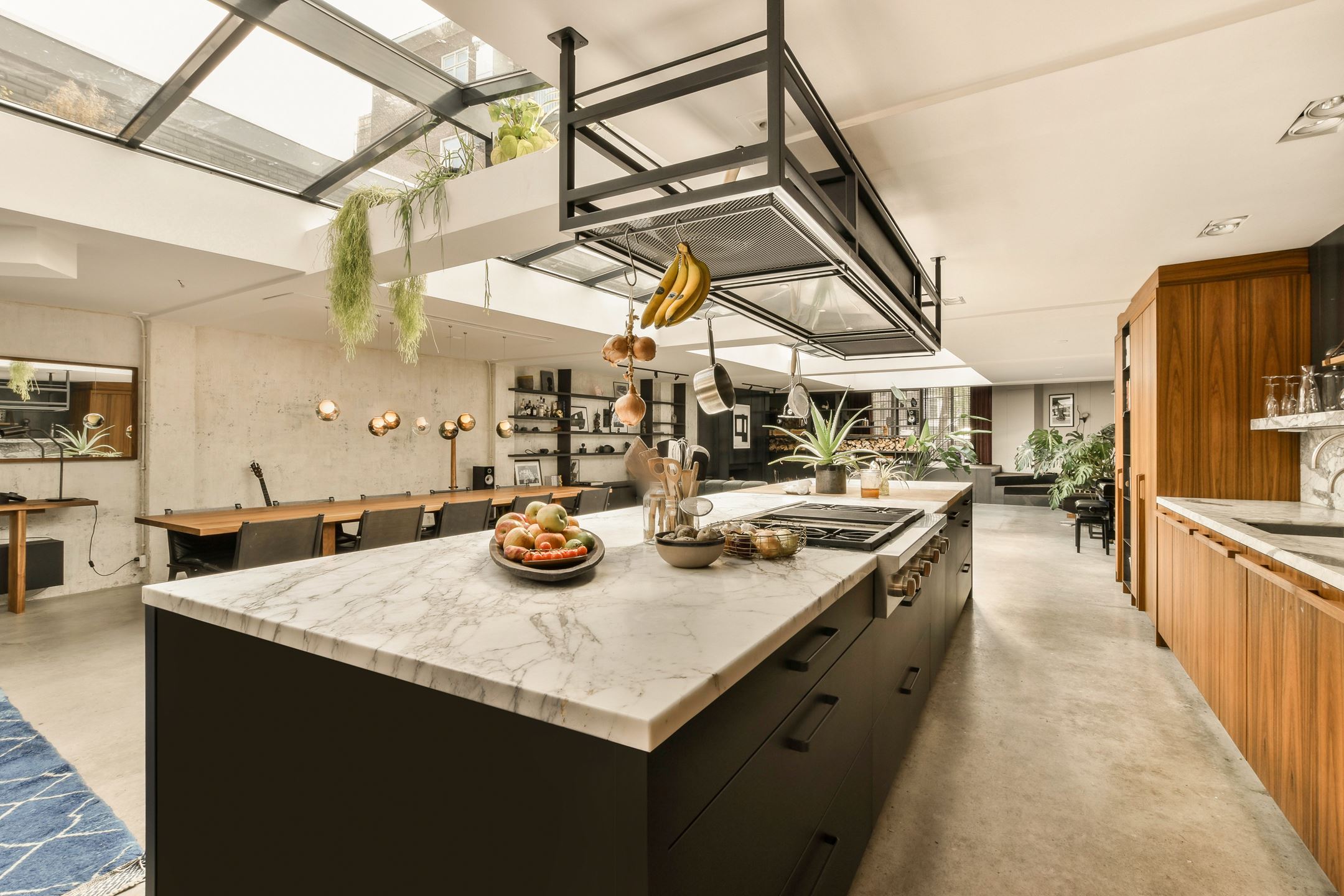 cuisine bois et marbre dans loft avec verrière zénithale