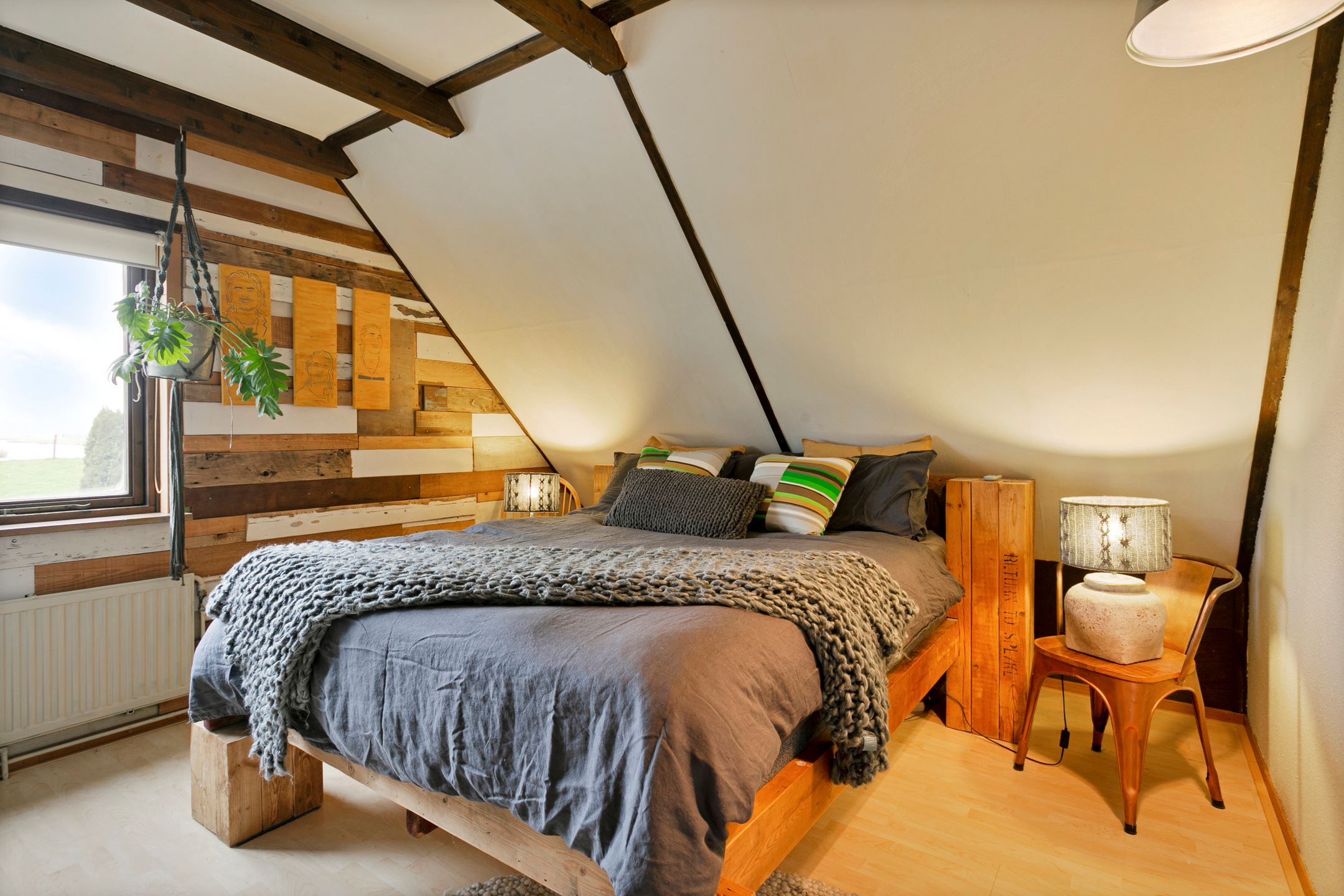 chambre mansardée avec poutres maison contemporaine chambre mansardée avec poutres maison contemporaine