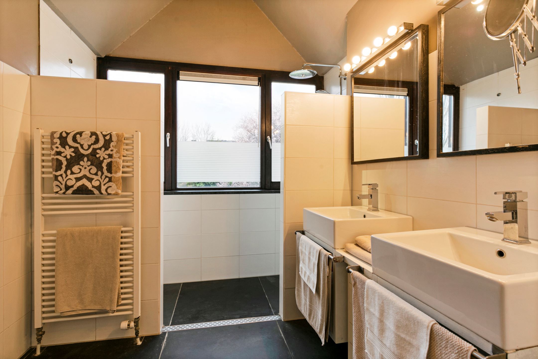 salle de bain avec fenêtre maison contemporaine salle de bain avec fenêtre maison contemporaine