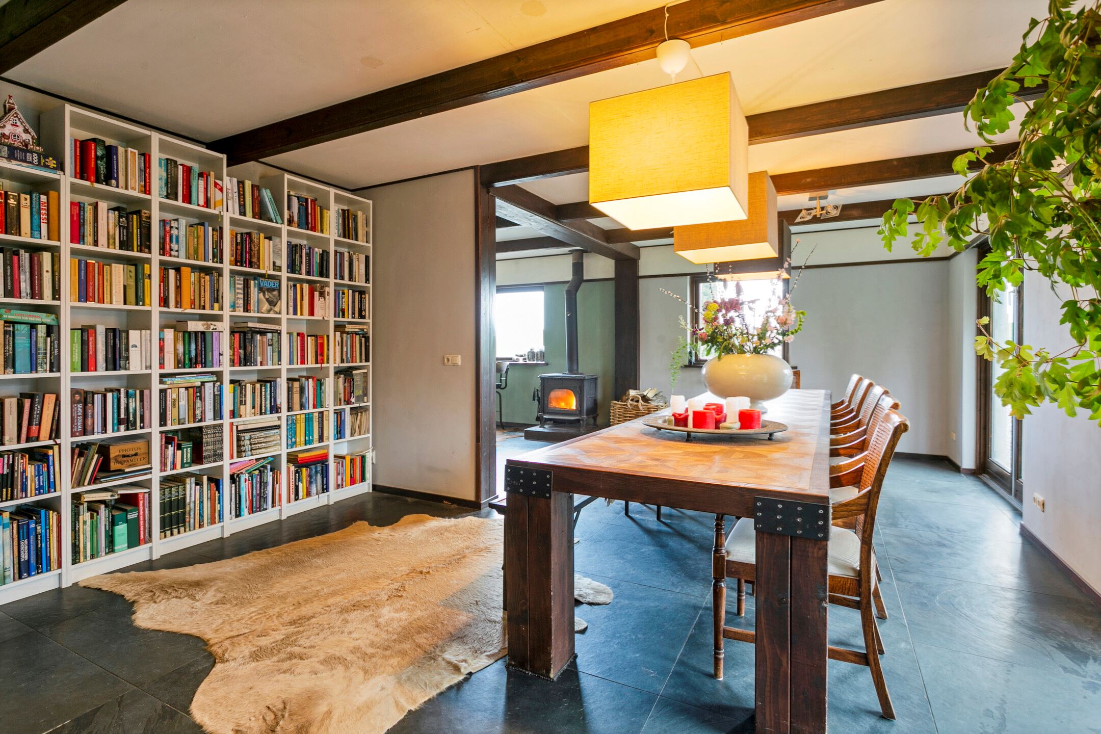 salle à manger avec poutres et bibliothèque salle à manger avec poutres et bibliothèque