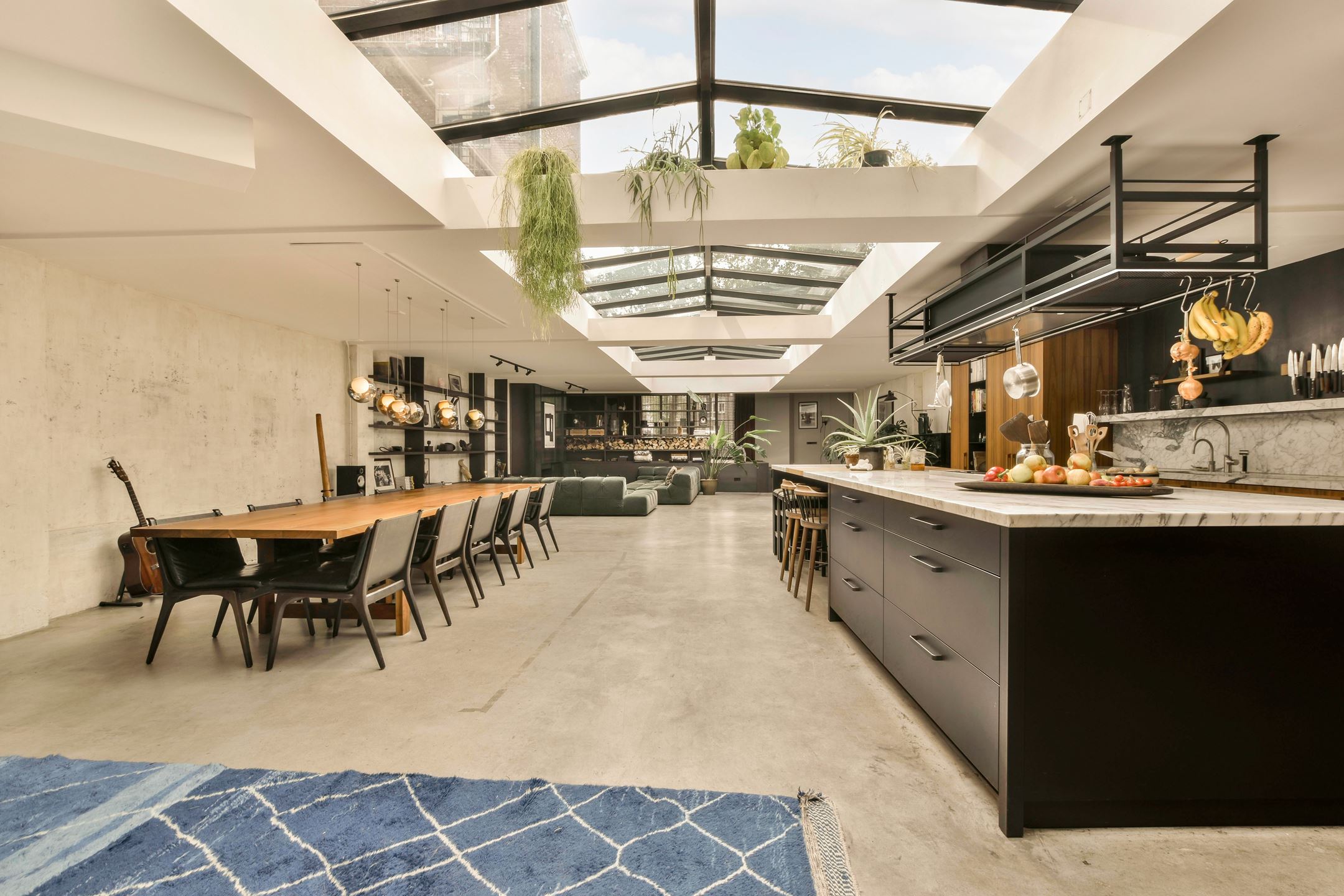 cuisine bois et marbre dans loft avec verrière zénithale