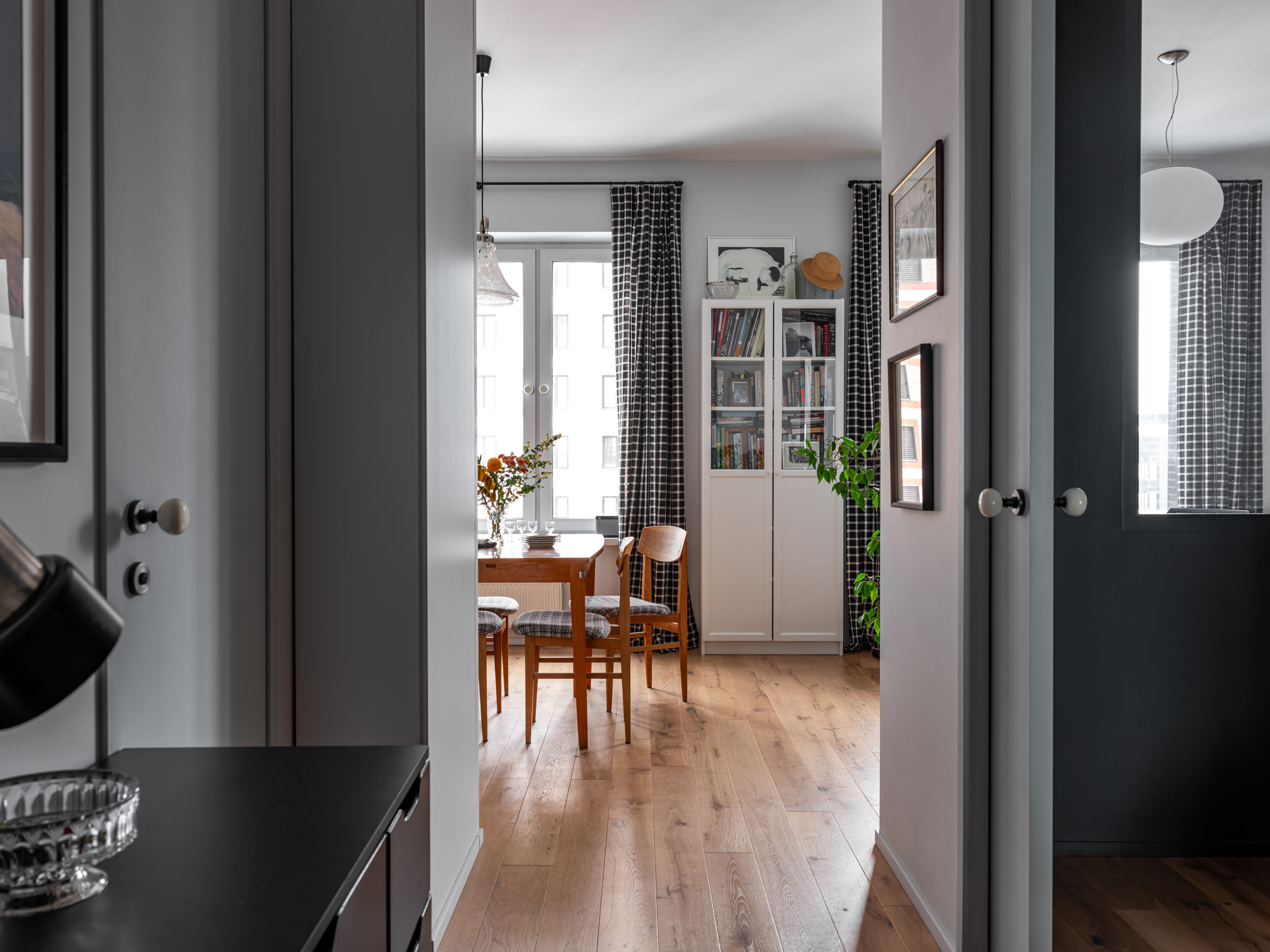 entrée murs gris décoration contemporaine appartement 40m2