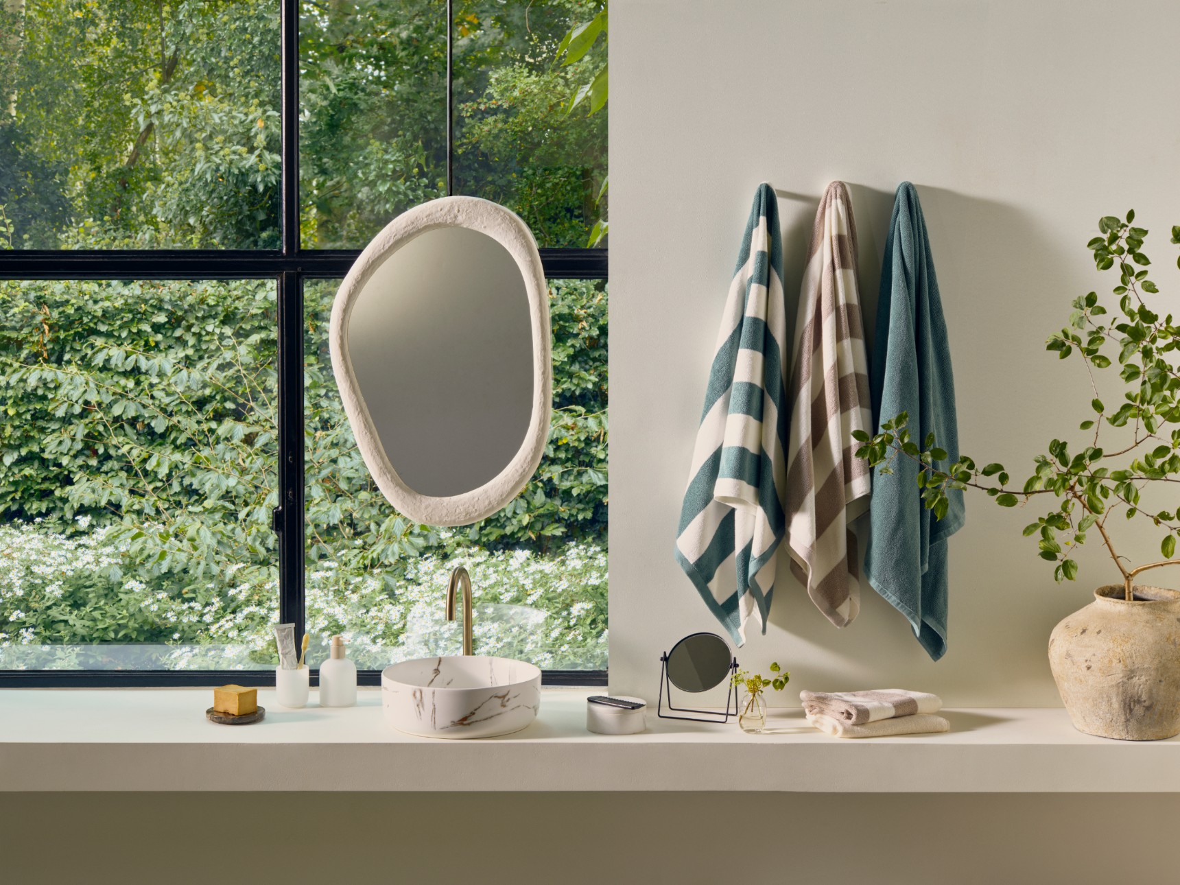 salle de bain avec baie vitrée