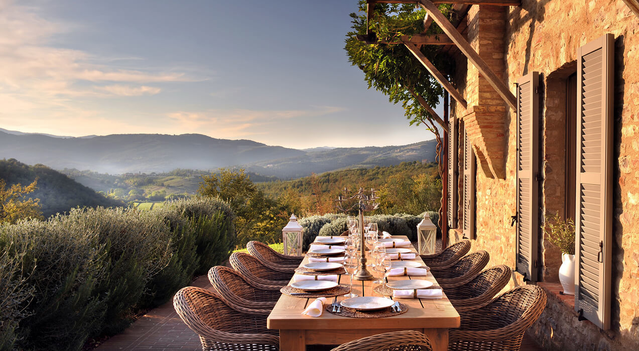 terrasse maison en pierres en Ombrie villa Spinaltermine domaine Reschio terrasse maison en pierres en Ombrie villa Spinaltermine domaine Reschio