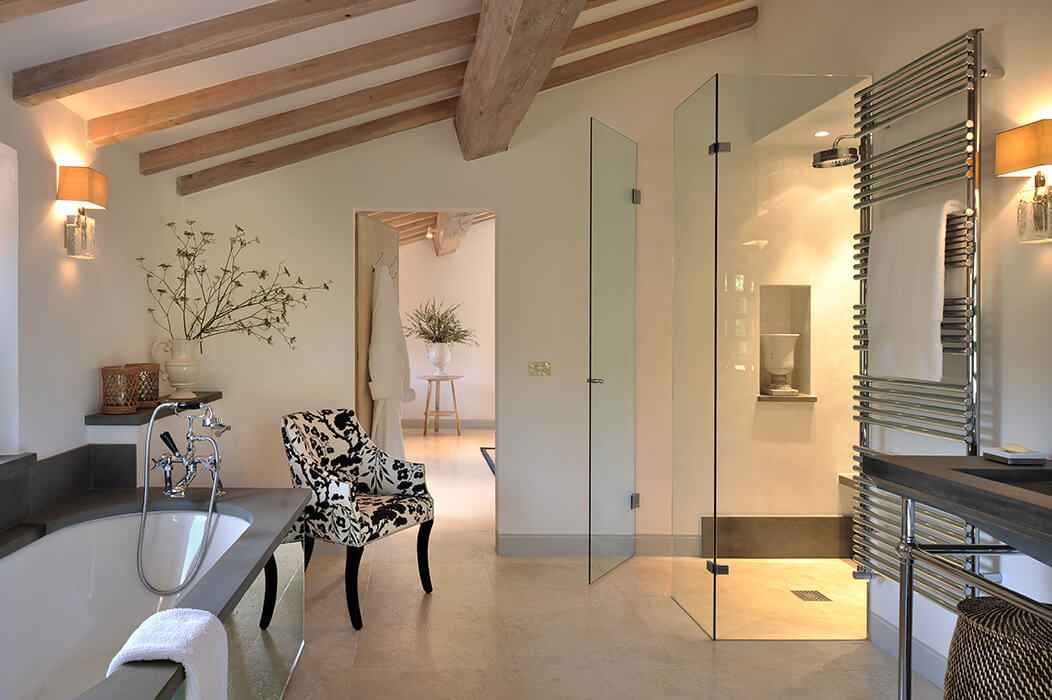 salle de bain avec poutres dans maison en pierres en Ombrie villa Spinaltermine domaine Reschio salle de bain avec poutres dans maison en pierres en Ombrie villa Spinaltermine domaine Reschio