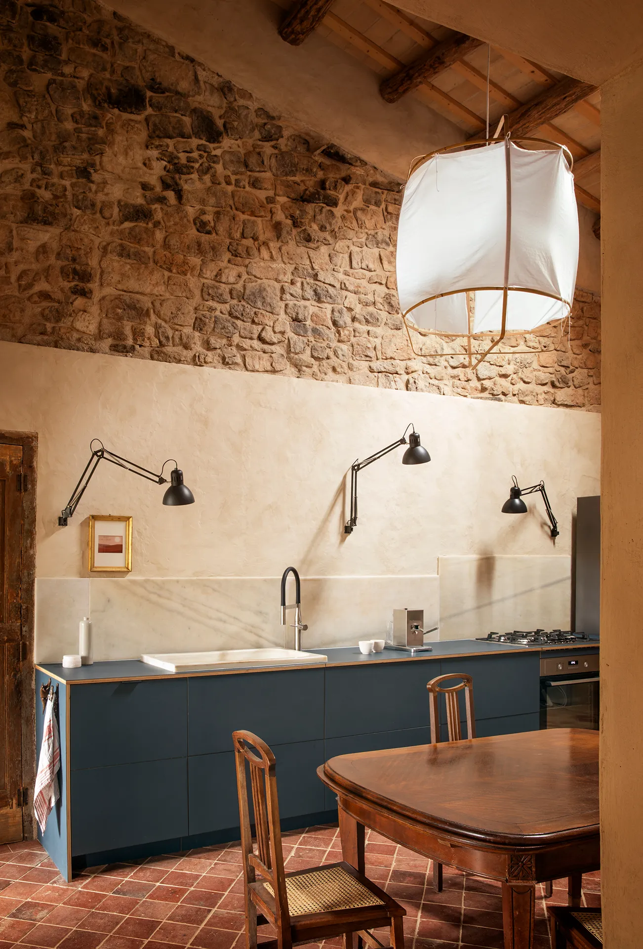 cuisine CUBRO avec mur en pierres cuisine CUBRO avec mur en pierres