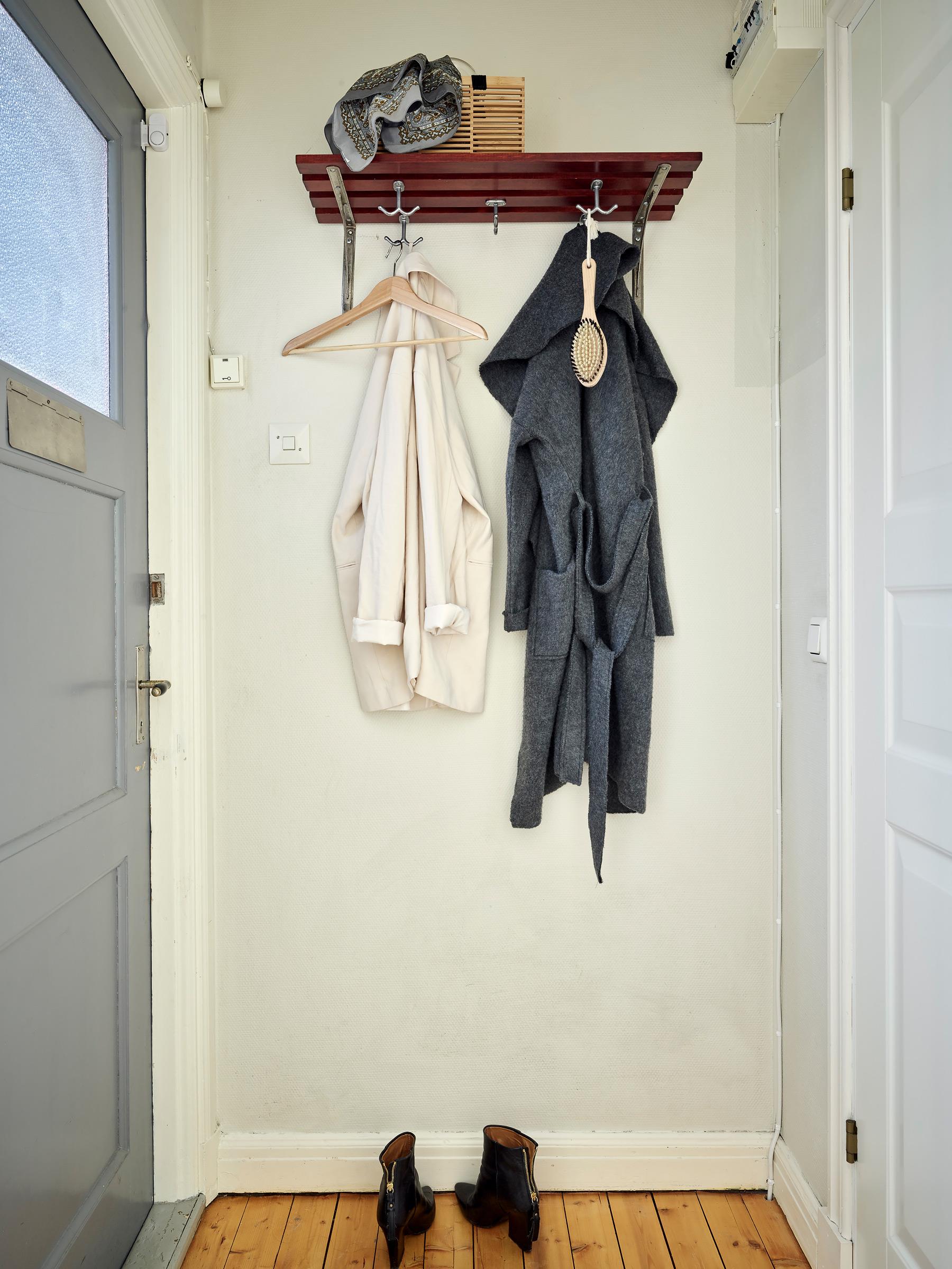 entrée avec porte-manteau entrée avec porte-manteau