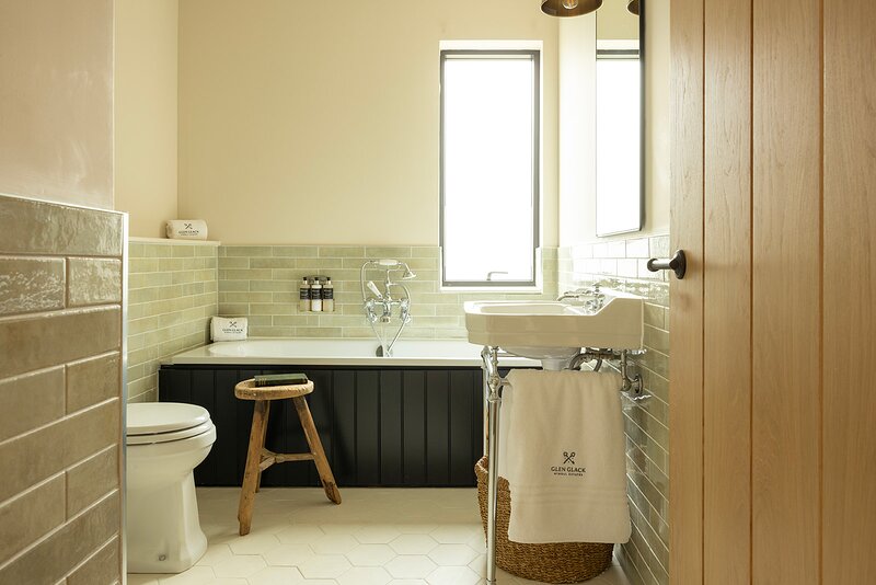 salle de bain verte Glen Glack domaine Atholl en Ecosse salle de bain verte Glen Glack domaine Atholl en Ecosse