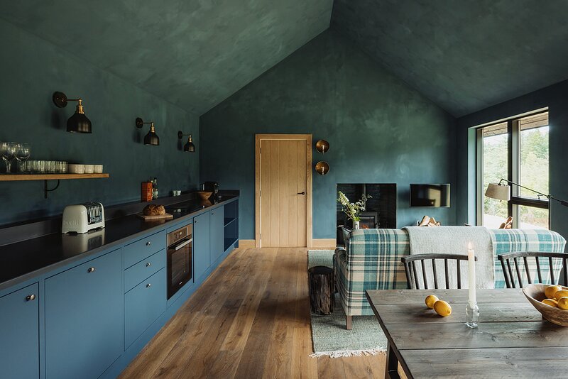 salon et cuisine ouverte décoration bleue maison en bois Glen Glack domaine Atholl en Ecosse salon et cuisine ouverte décoration bleue maison en bois Glen Glack domaine Atholl en Ecosse