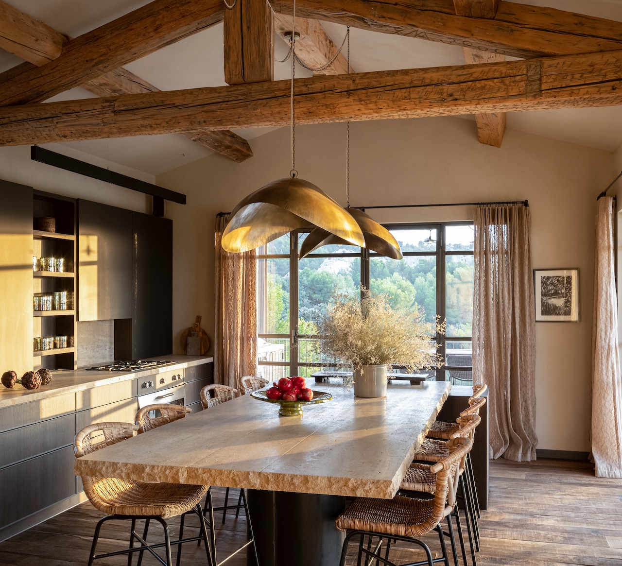 cuisine avec poutres décoration contemporaine maison Provence