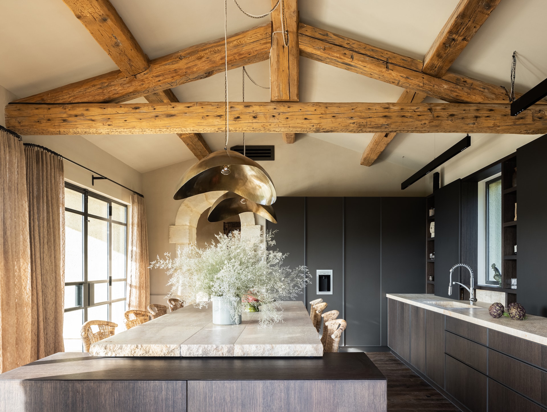 cuisine design avec poutres maison Provence