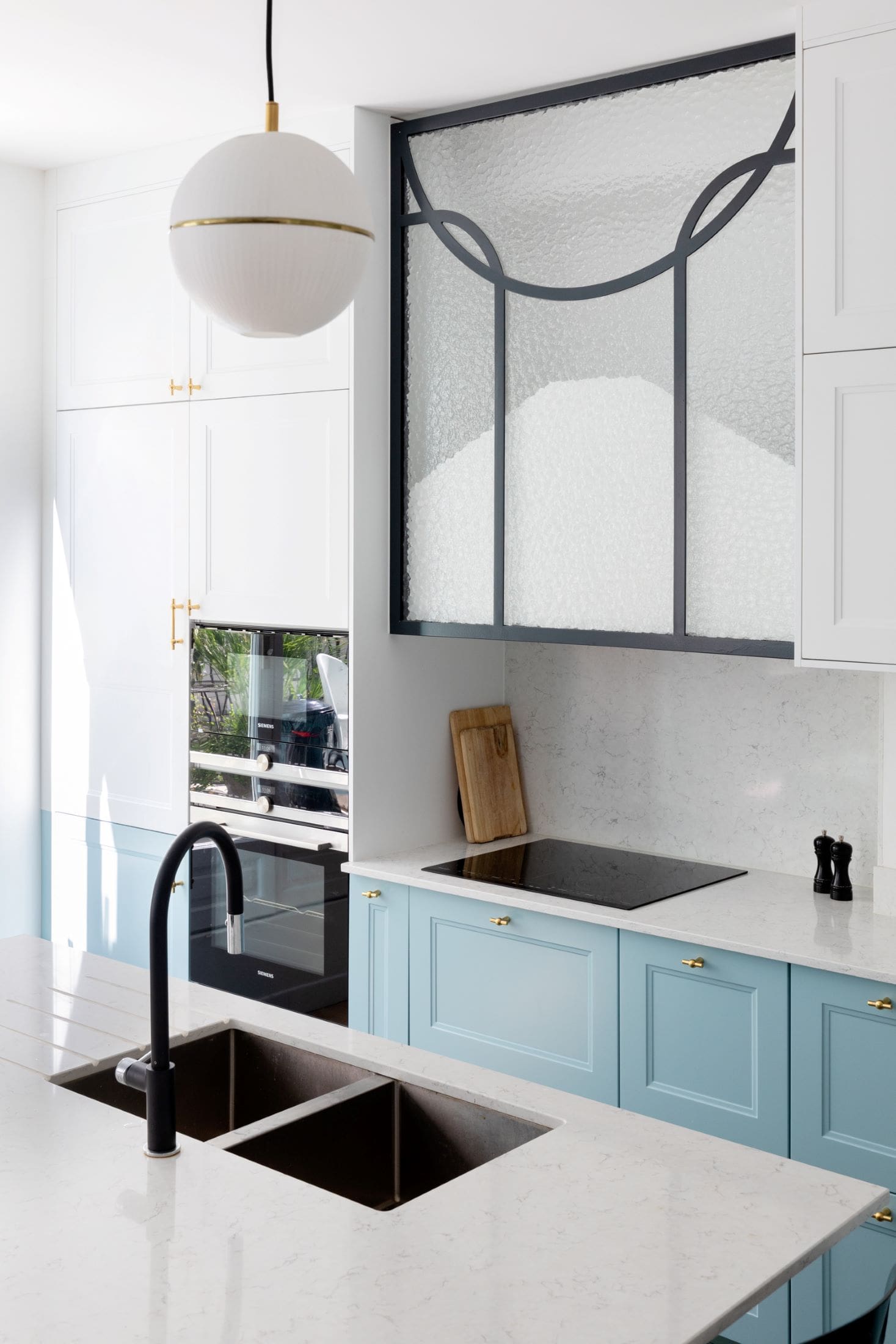 cuisine bleue avec verrière art déco appartement Paris rénové cuisine bleue avec verrière art déco appartement Paris rénové