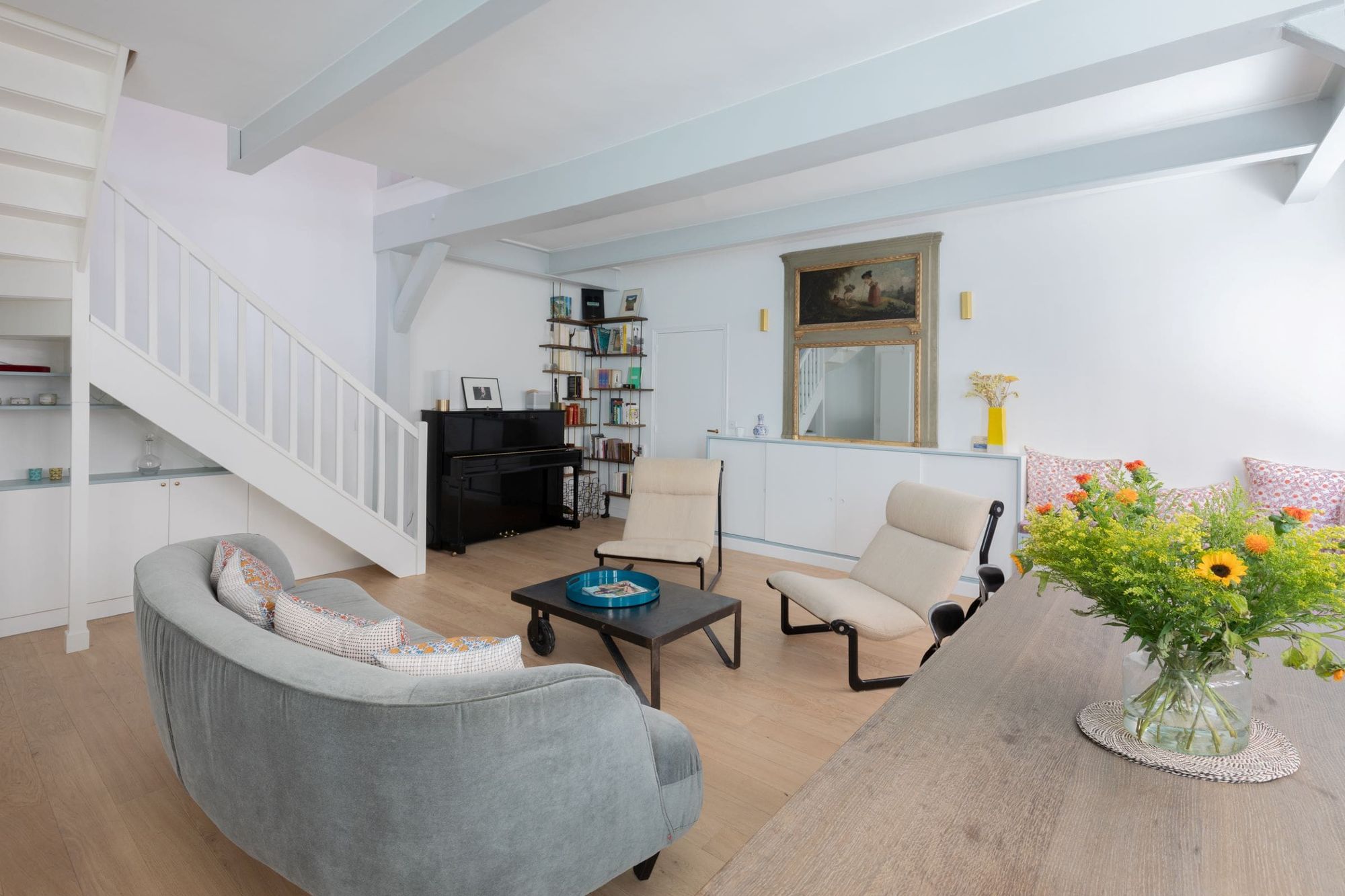 salon avec escalier appartement Paris rénové en duplex salon avec escalier appartement Paris rénové en duplex