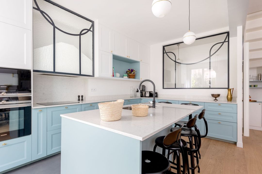 cuisine bleue avec verrière art déco appartement Paris rénové cuisine bleue avec verrière art déco appartement Paris rénové