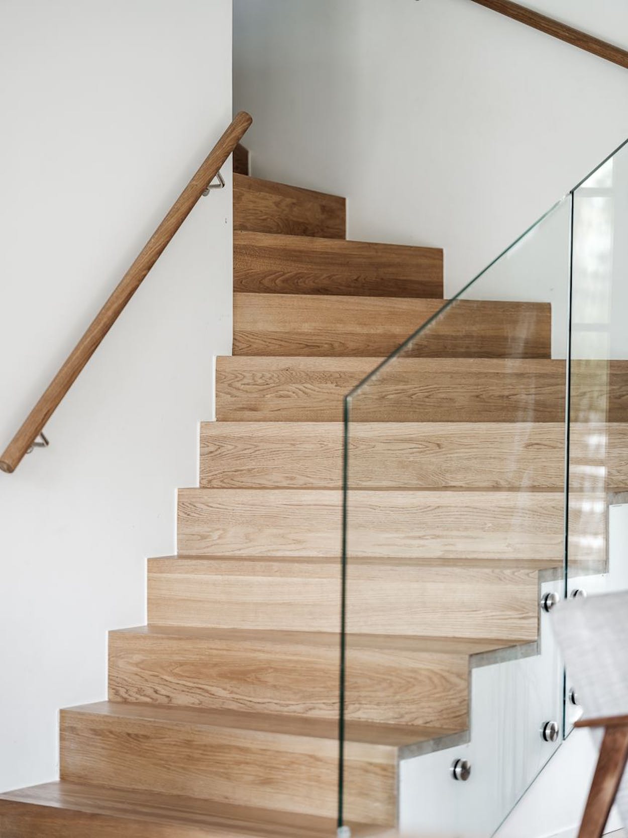 escalier design garde-corps verre maison en bois