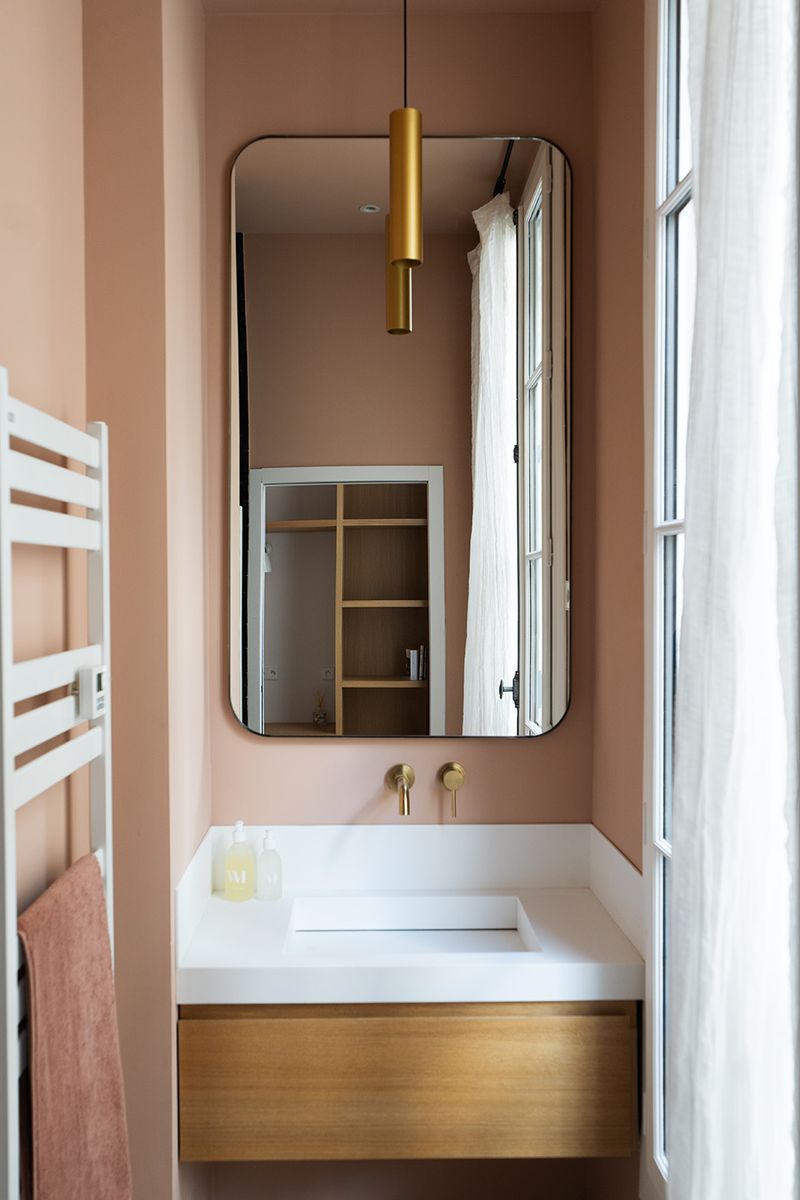 salle de bain couleur rose et bois