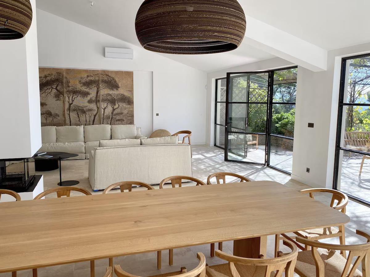 salon décoration contemporaine dans maison en pierres Mas du Loriot