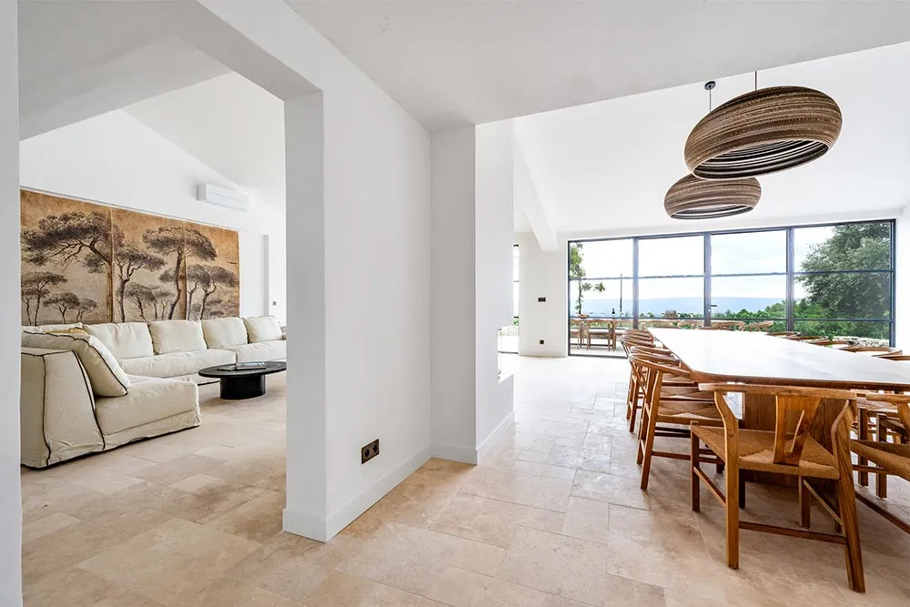 salon et salle à manger décoration contemporaine dans maison en pierres Mas du Loriot