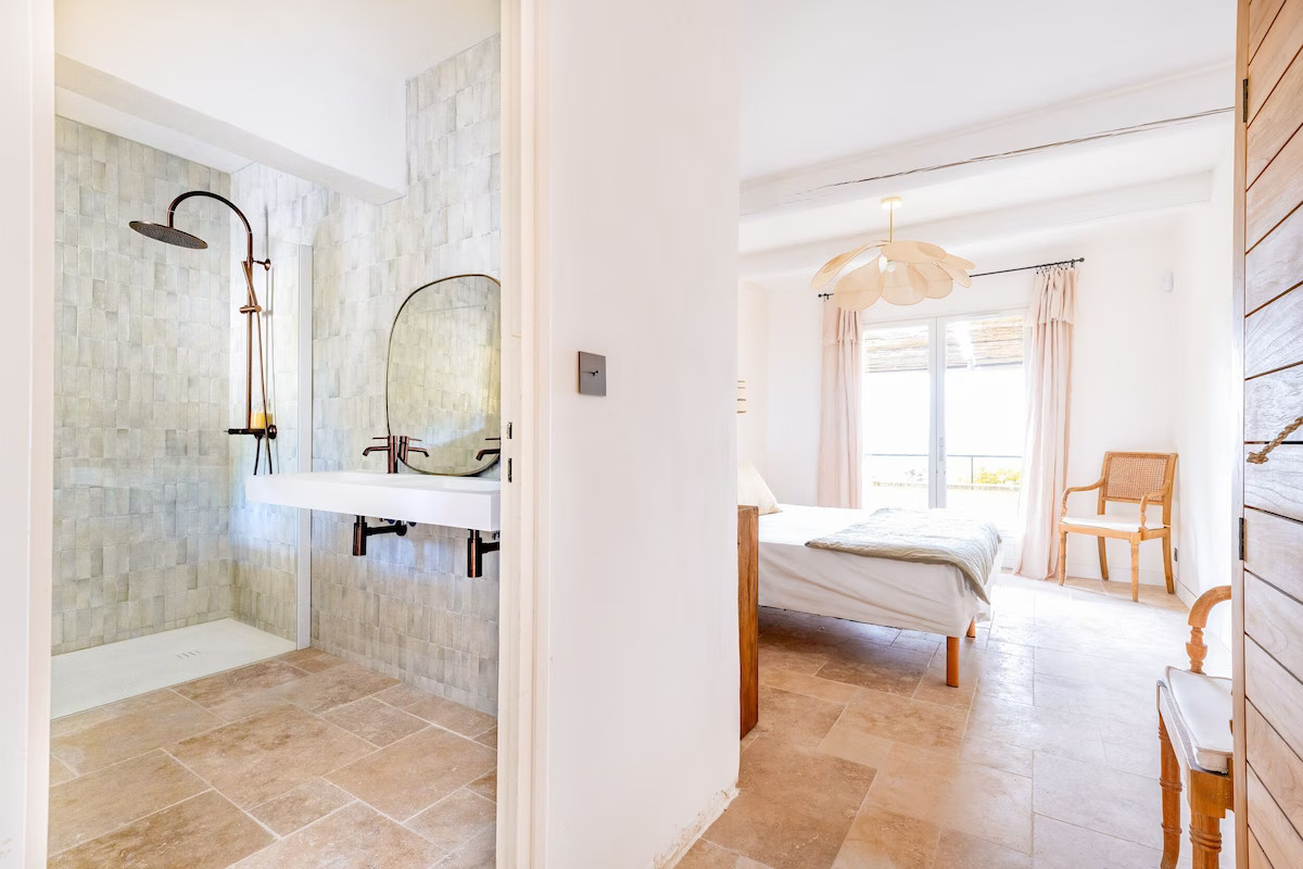 chambre avec salle de bain Mas du Loriot