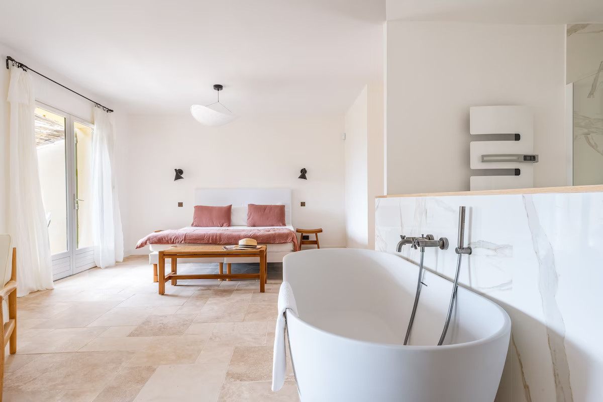 chambre avec salle de bain décoration contemporaine dans maison en pierres Mas du Loriot