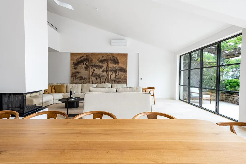 salon décoration contemporaine dans maison en pierres Mas du Loriot