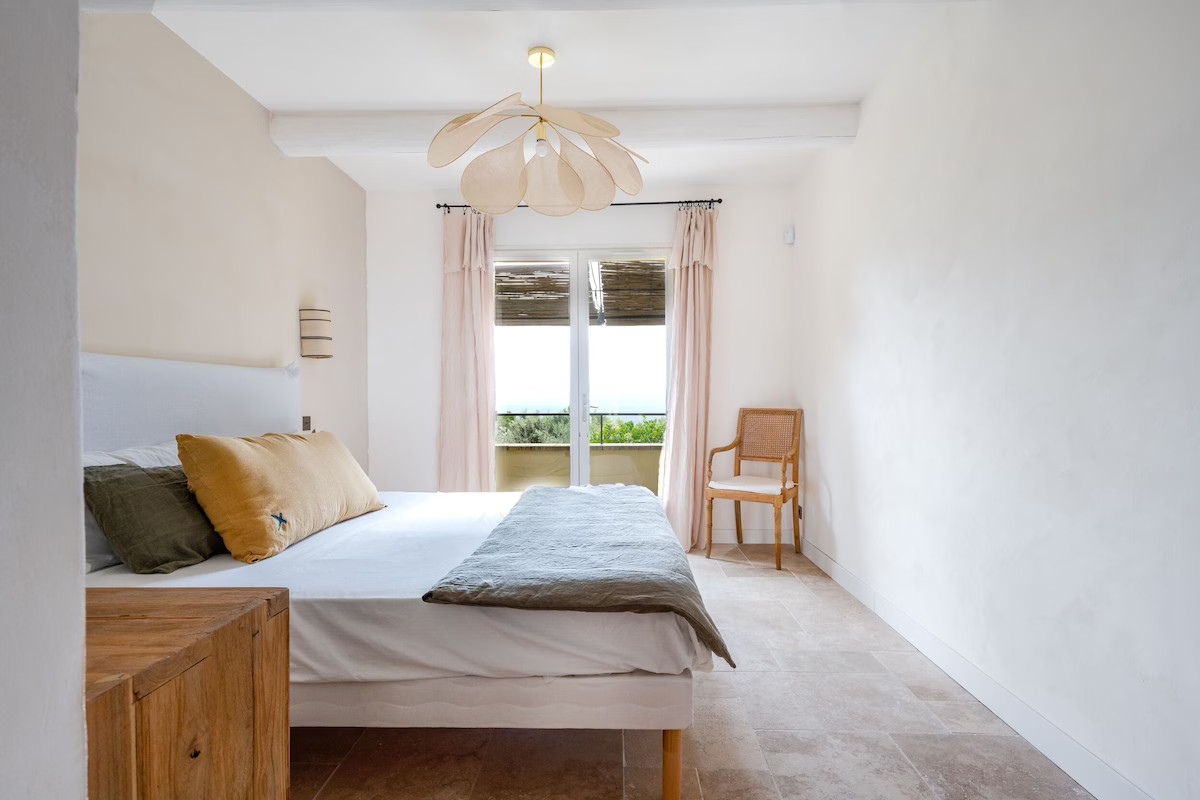 chambre décoration contemporaine dans maison en pierres Mas du Loriot