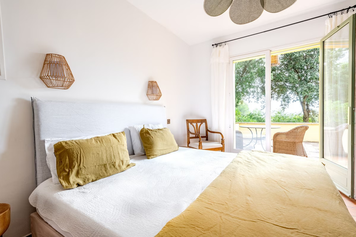 chambre décoration contemporaine dans maison en pierres Mas du Loriot
