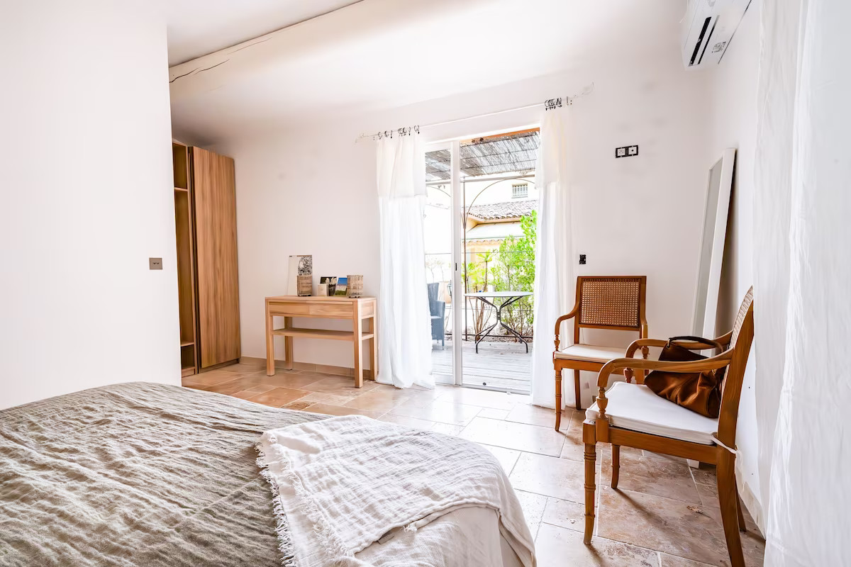 chambre décoration contemporaine dans maison en pierres Mas du Loriot