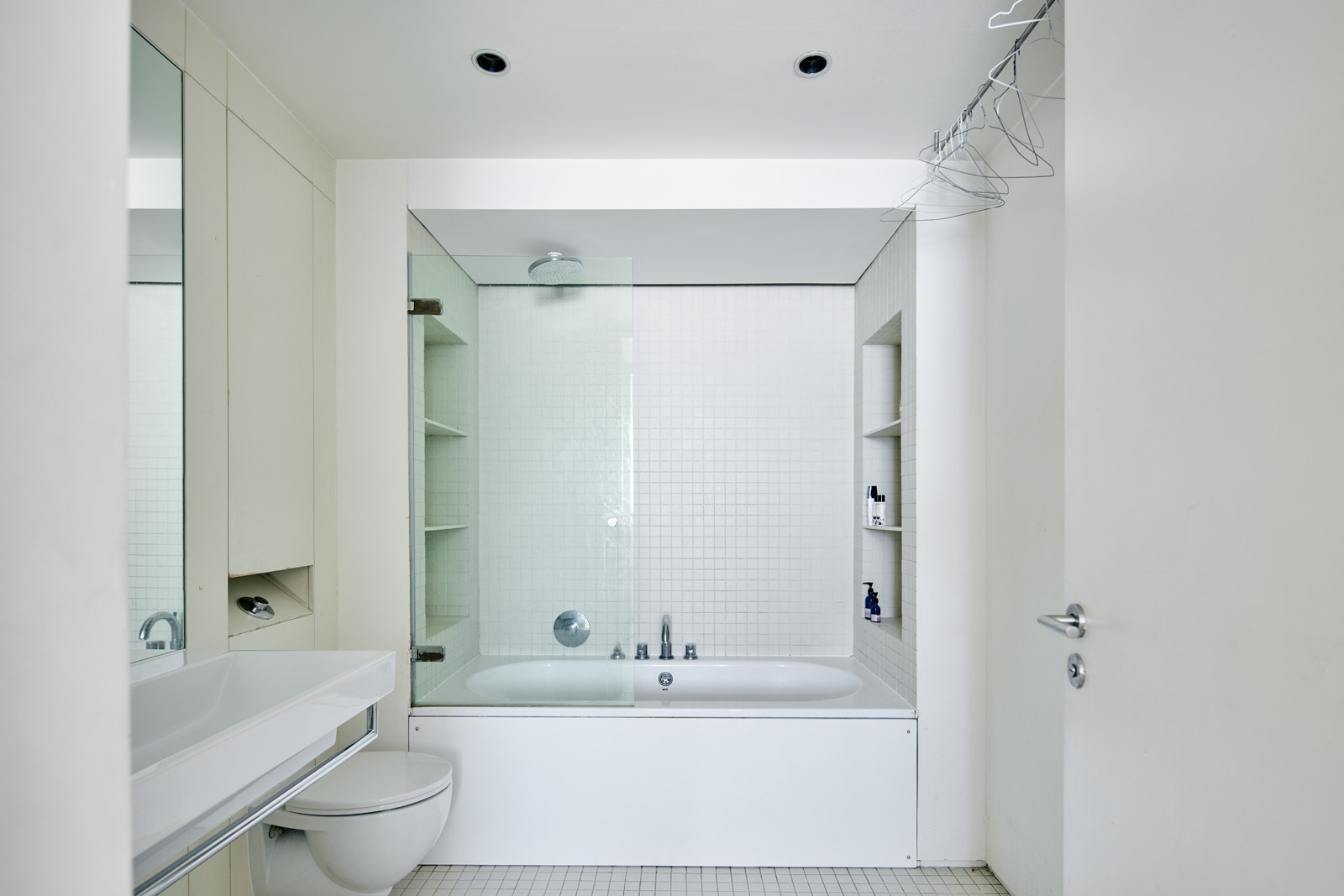 salle de bain blanche maison agrandie Londres avec extension contemporaine salle de bain blanche maison agrandie Londres avec extension contemporaine