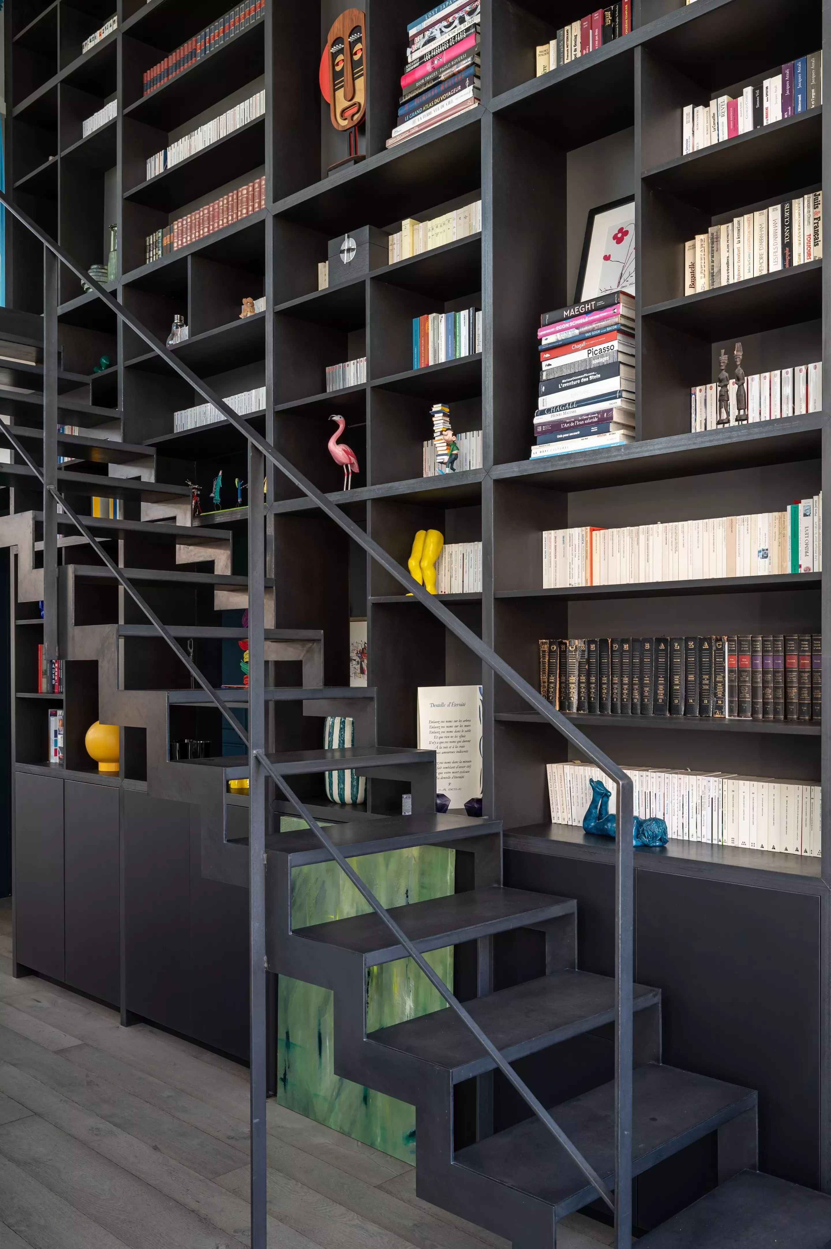 escalier design acier noir avec bibliothèque escalier design acier noir avec bibliothèque