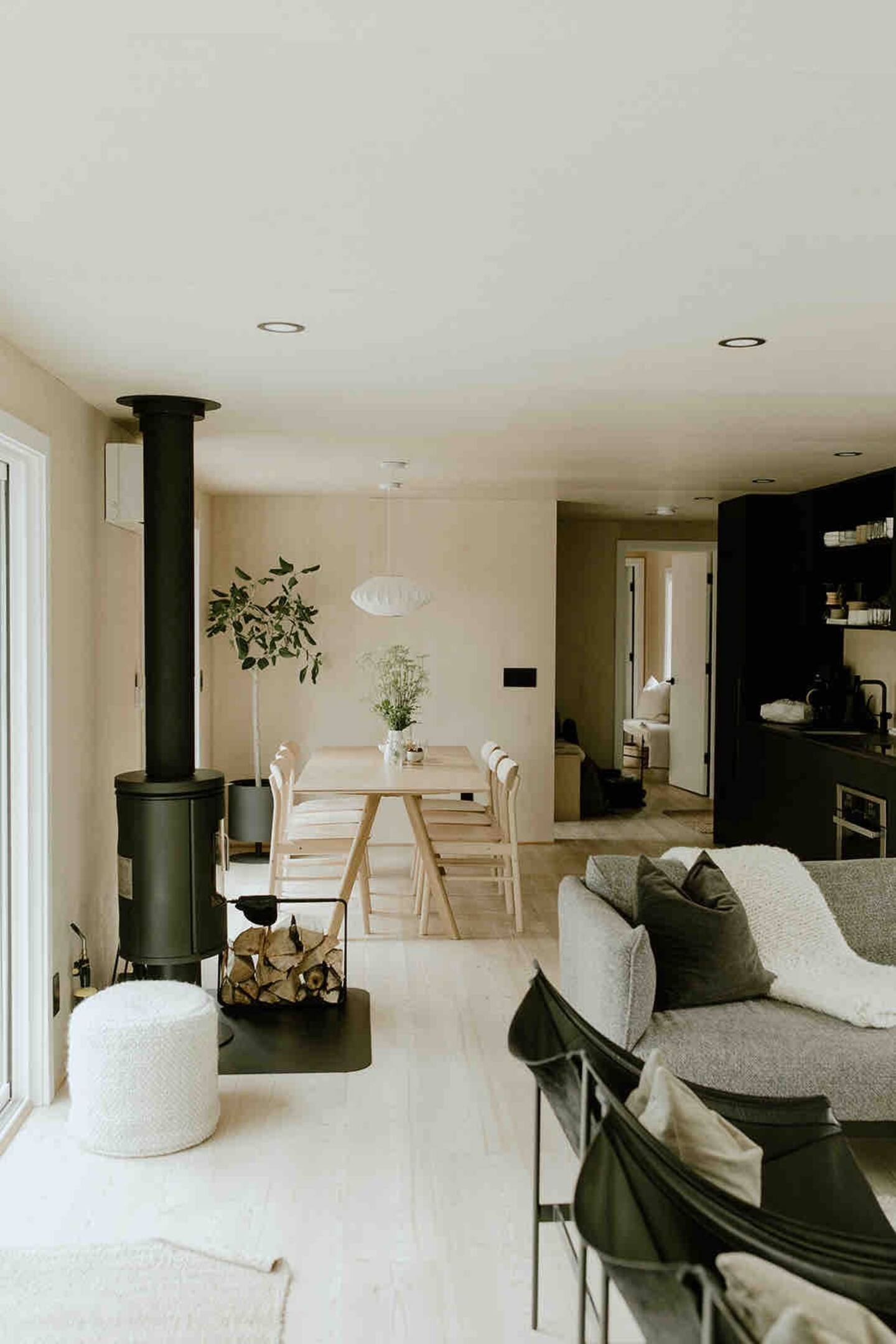 salon avec poêle maison en bois décoration design salon avec poêle maison en bois décoration design
