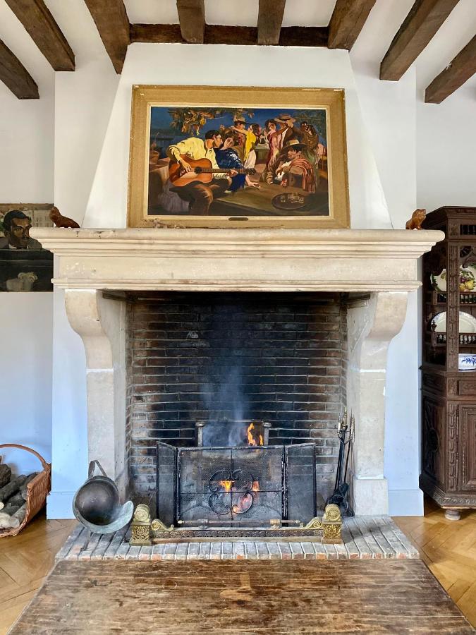 cheminée en pierre Le Prieuré à Marney-sur-Seine cheminée en pierre Le Prieuré à Marney-sur-Seine