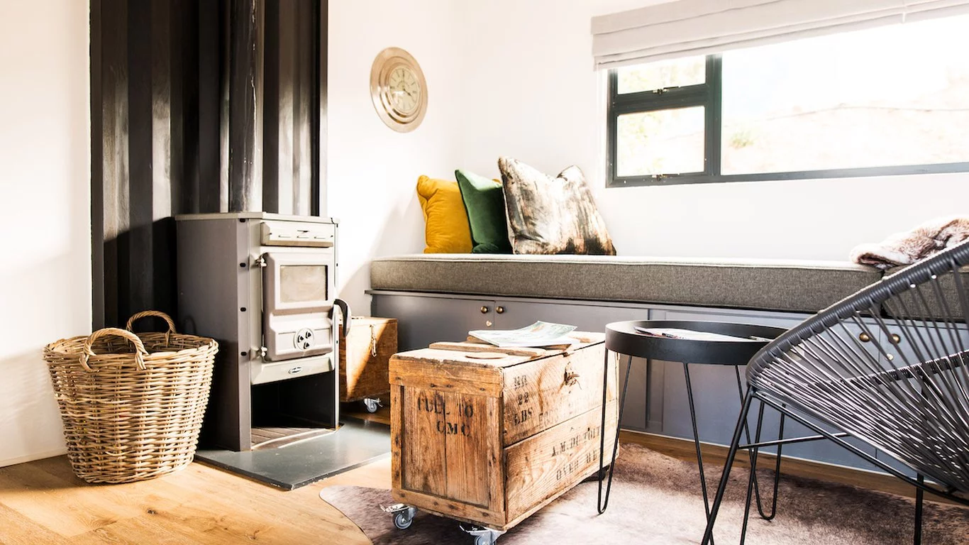 salon Riverstone's CouplePod petite maison container