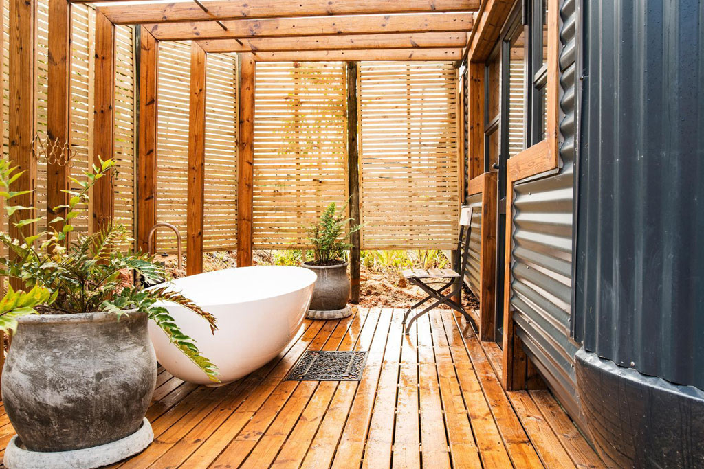 terrasse avec baignoire Riverstone's CouplePod petite maison container