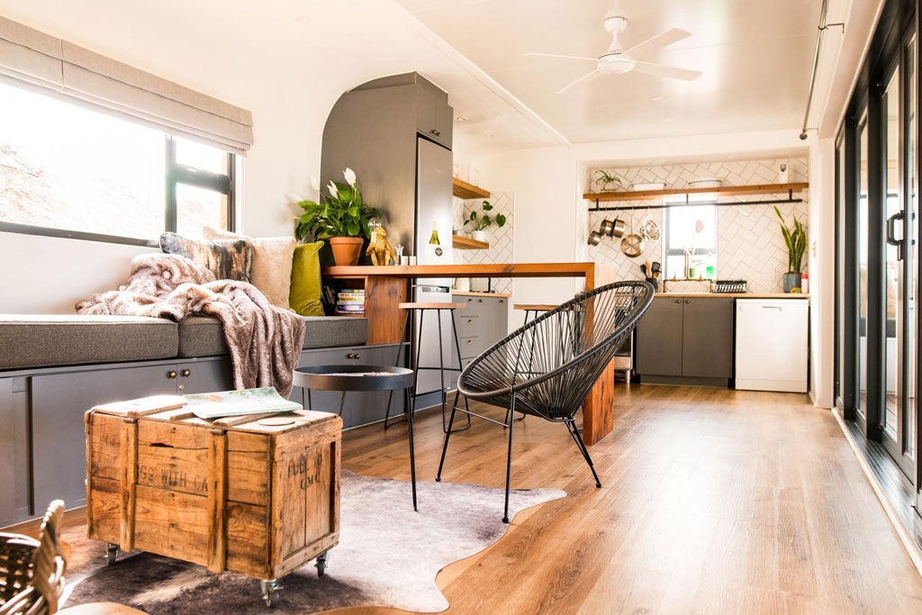 salon Riverstone's CouplePod petite maison container