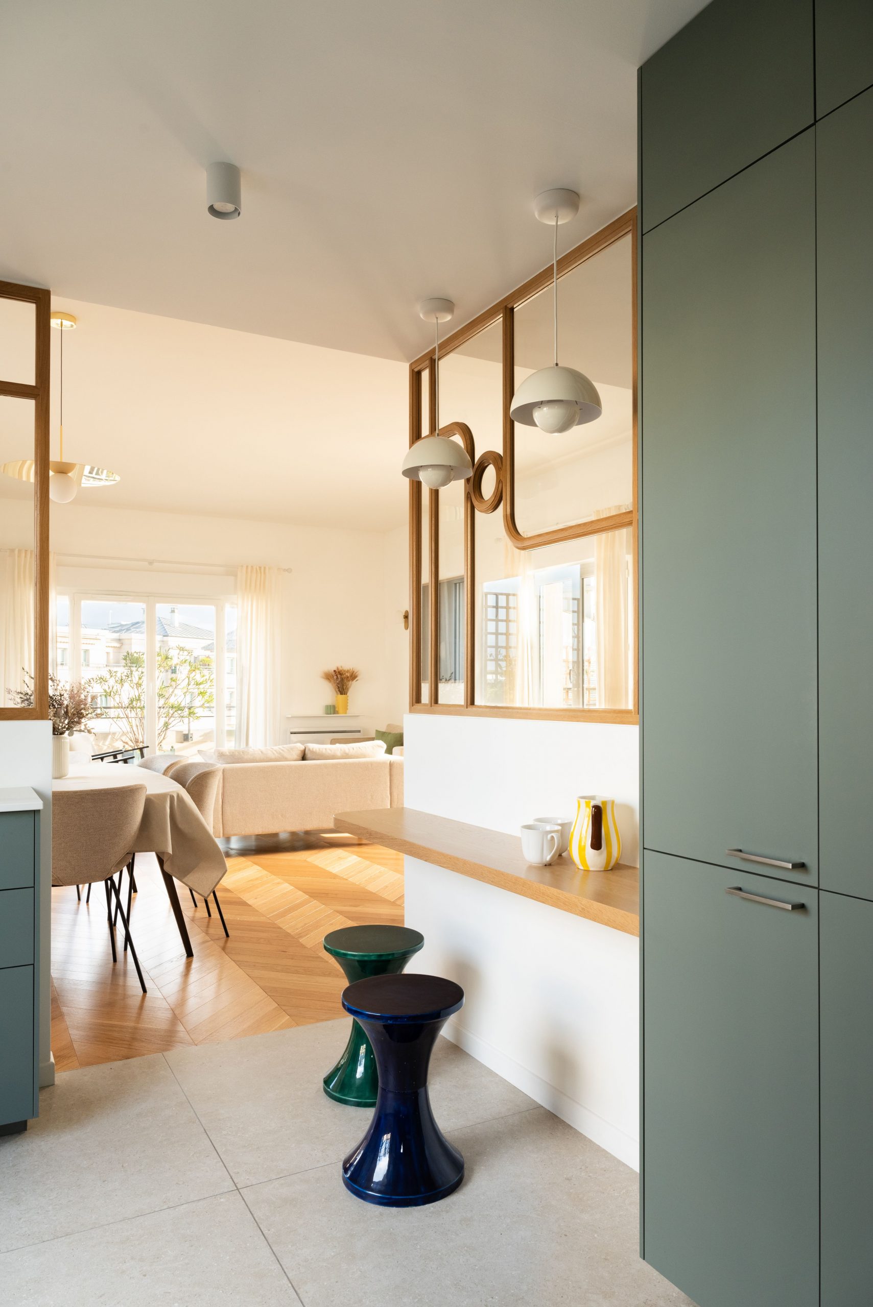 cuisine avec verrière bois décoration contemporaine appartement Paris Studio Castille Photo : © Cassandre Favaro cuisine avec verrière bois décoration contemporaine appartement Paris Studio Castille Photo : © Cassandre Favaro
