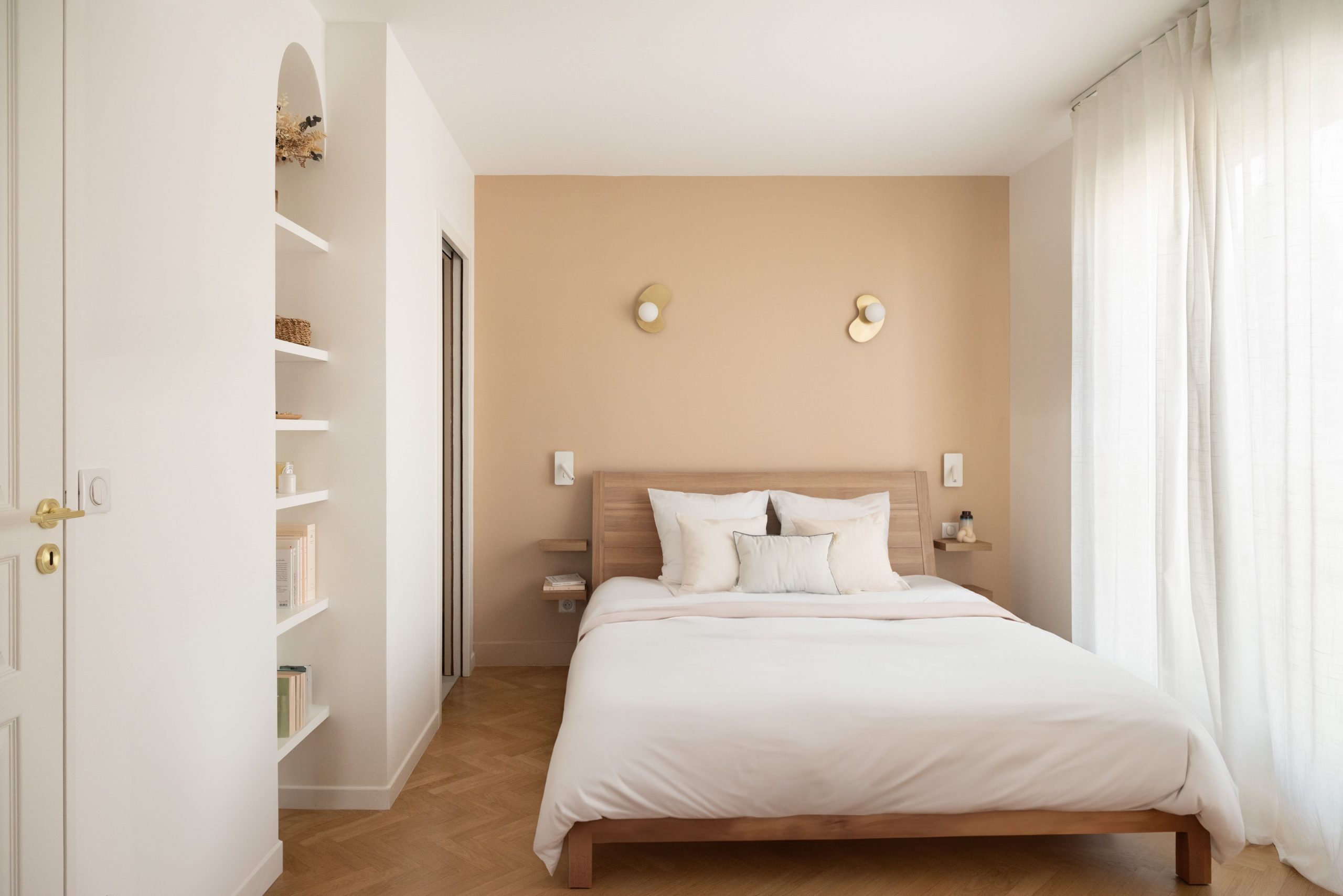 chambre Peach Fuzz décoration contemporaine appartement Paris Studio Castille Photo : © Cassandre Favaro chambre Peach Fuzz décoration contemporaine appartement Paris Studio Castille Photo : © Cassandre Favaro