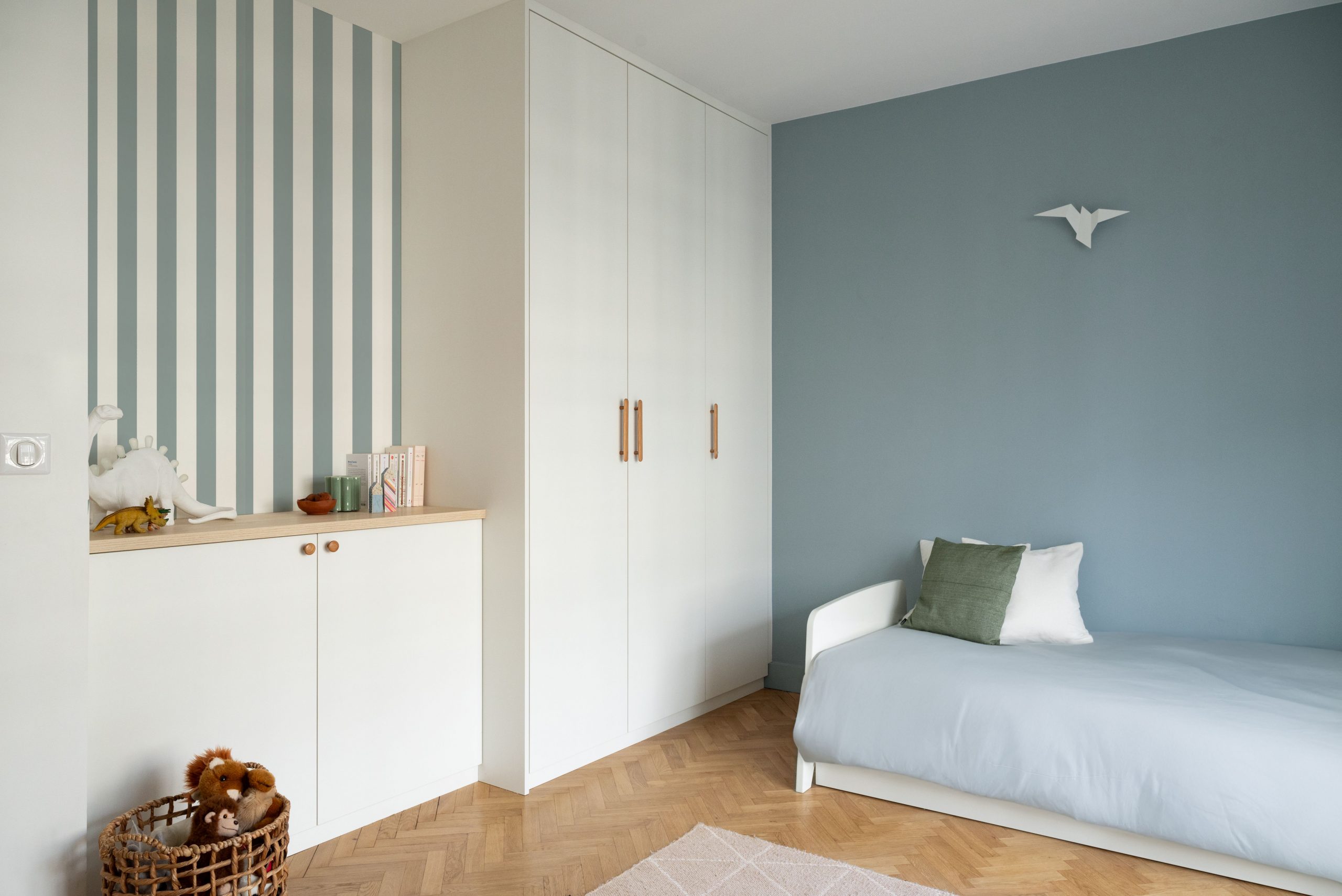 chambre bleue décoration contemporaine appartement Paris Studio Castille Photo : © Cassandre Favaro chambre bleue décoration contemporaine appartement Paris Studio Castille Photo : © Cassandre Favaro