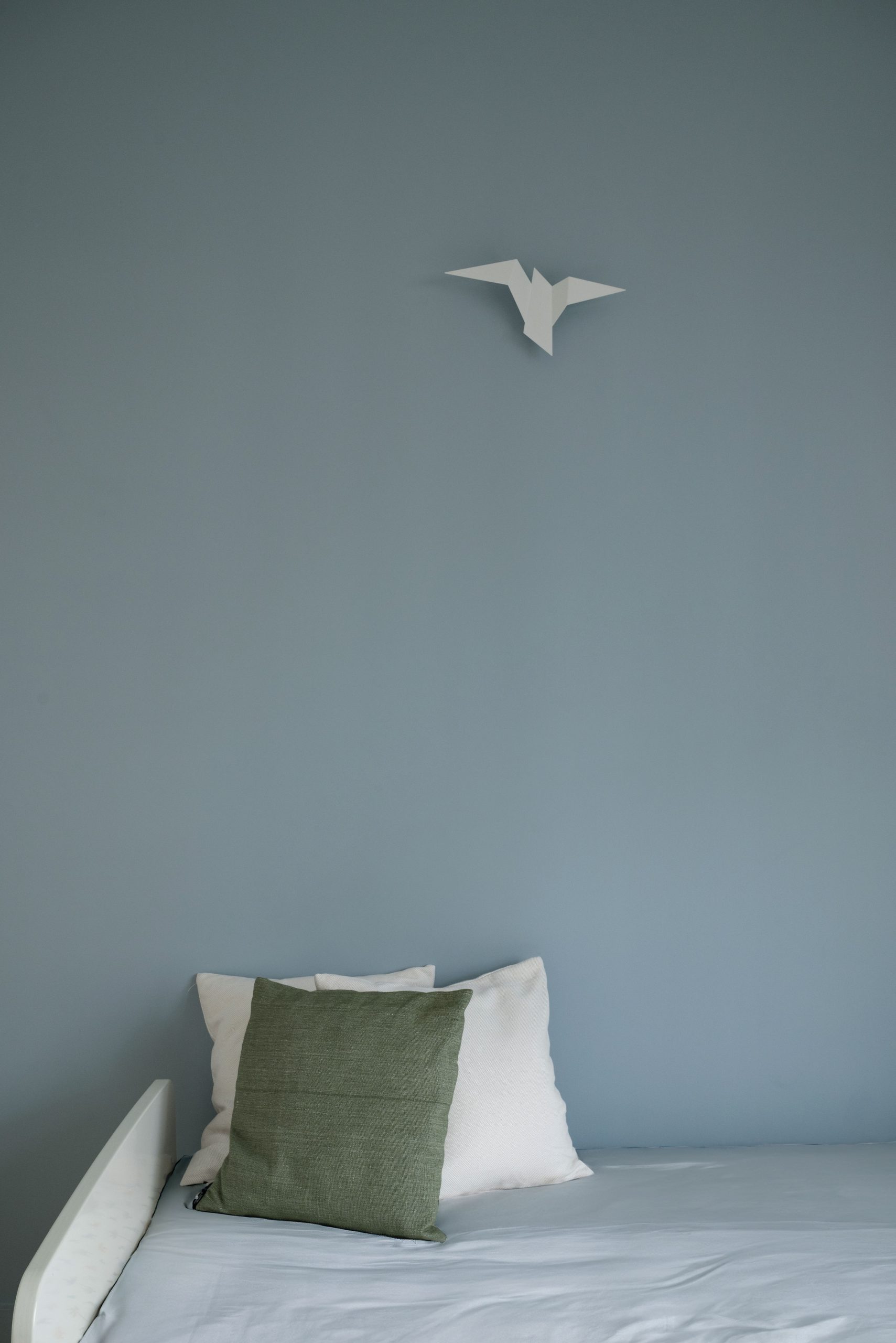 chambre bleue décoration contemporaine appartement Paris Studio Castille Photo : © Cassandre Favaro chambre bleue décoration contemporaine appartement Paris Studio Castille Photo : © Cassandre Favaro